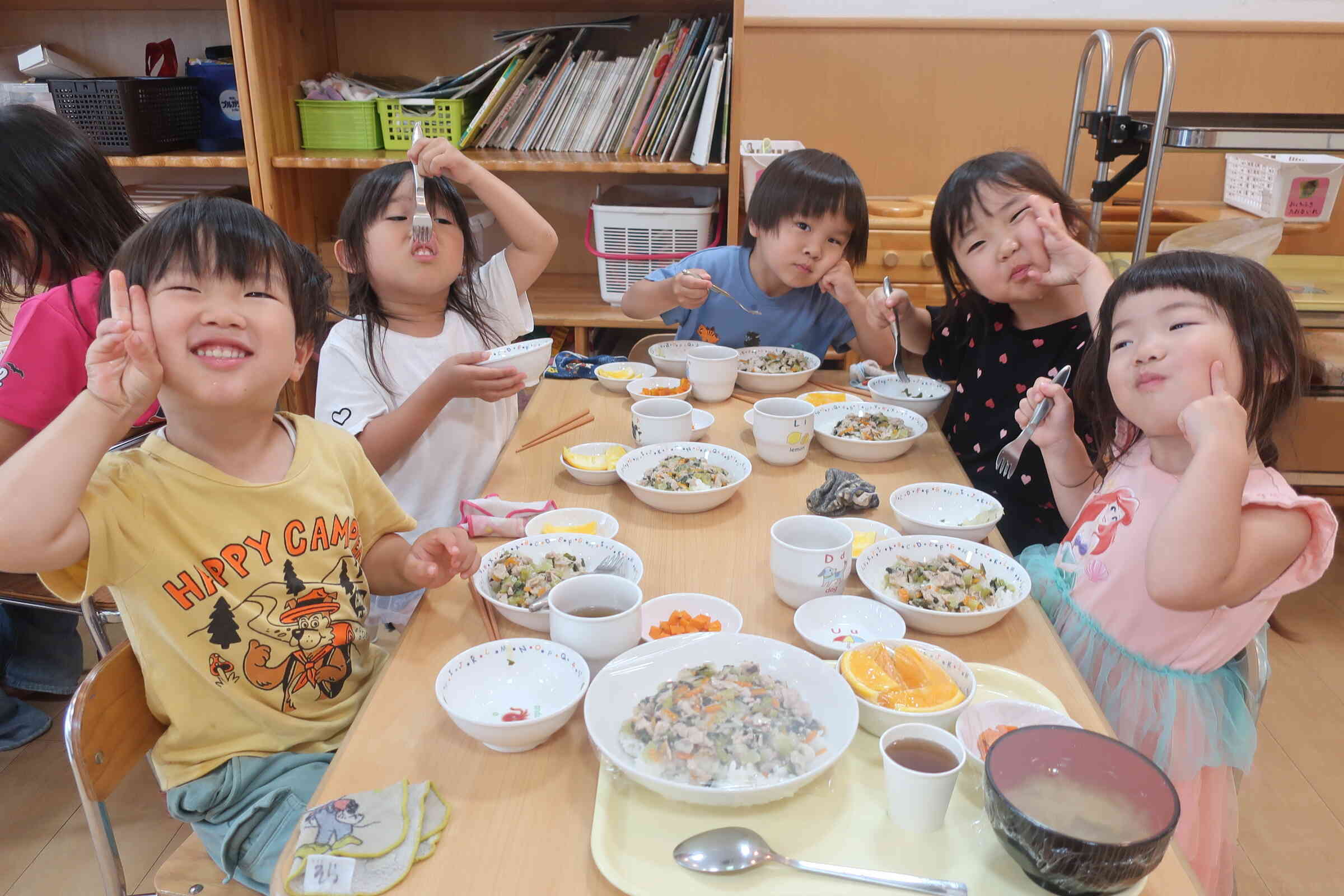 仲良し3歳児‼大好きな給食の時間です。さくら組（3歳児）