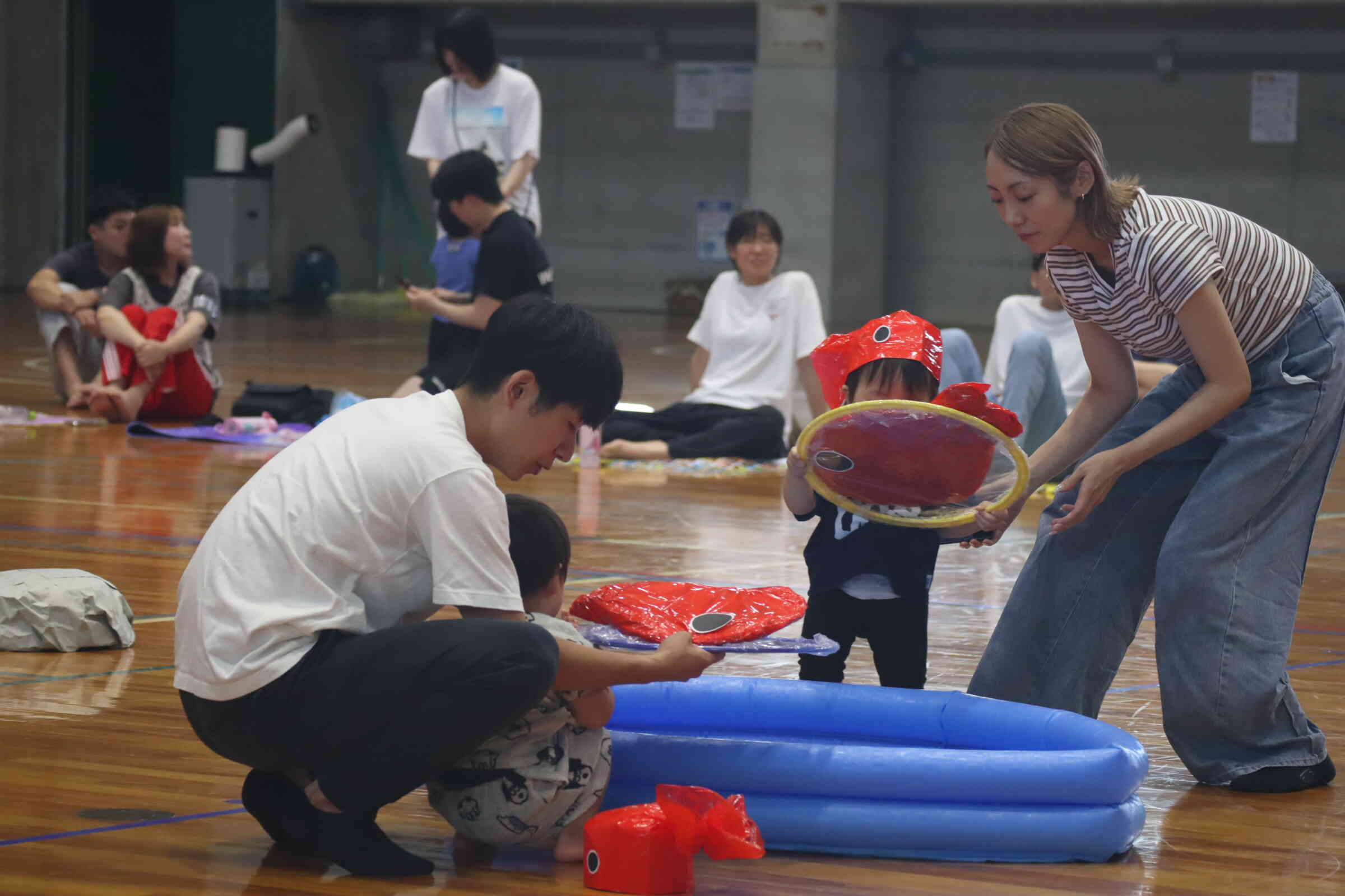 逃げた金魚を捕まえてお池に戻してあげてね。たんぽぽ１組（１歳児）