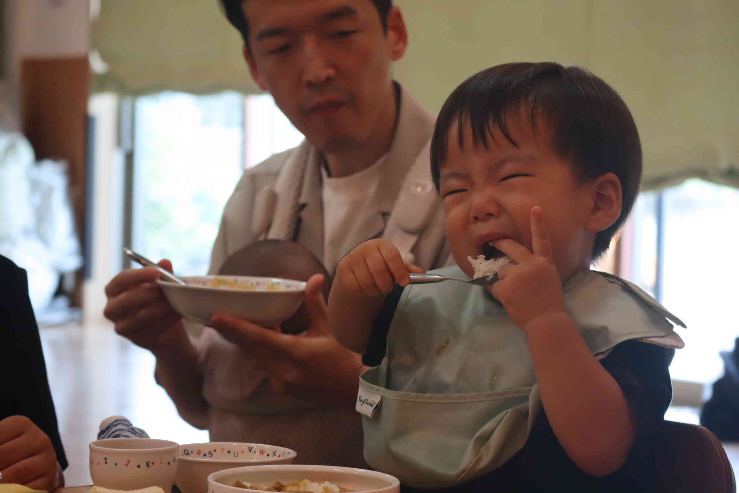 参観のあとは、みんなの大好きな給食です。お家の人と一緒で美味しいな！！