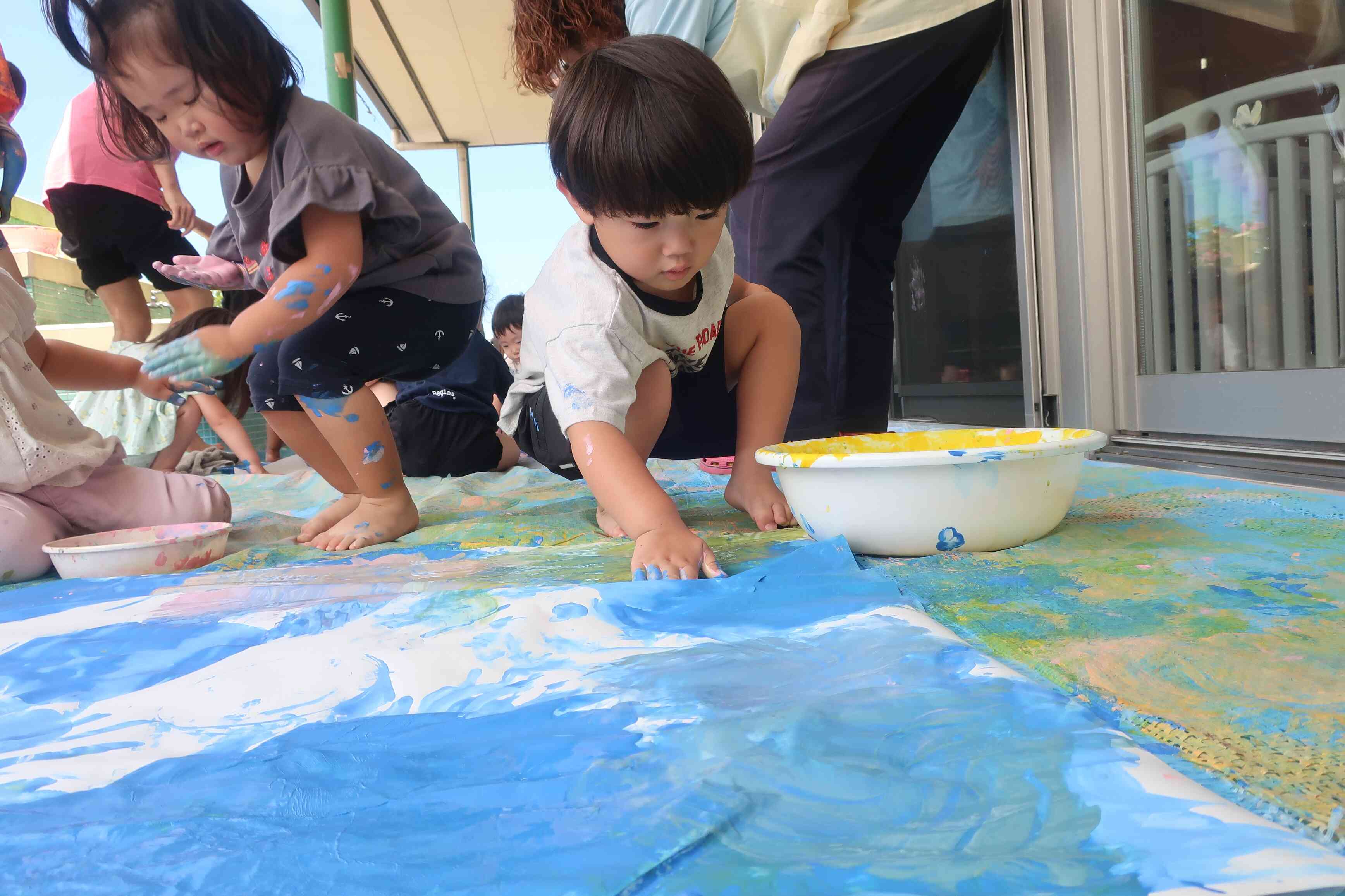 白いところが無くなるように細かく丁寧に塗ってくれました。たんぽぽ２組（２歳児）