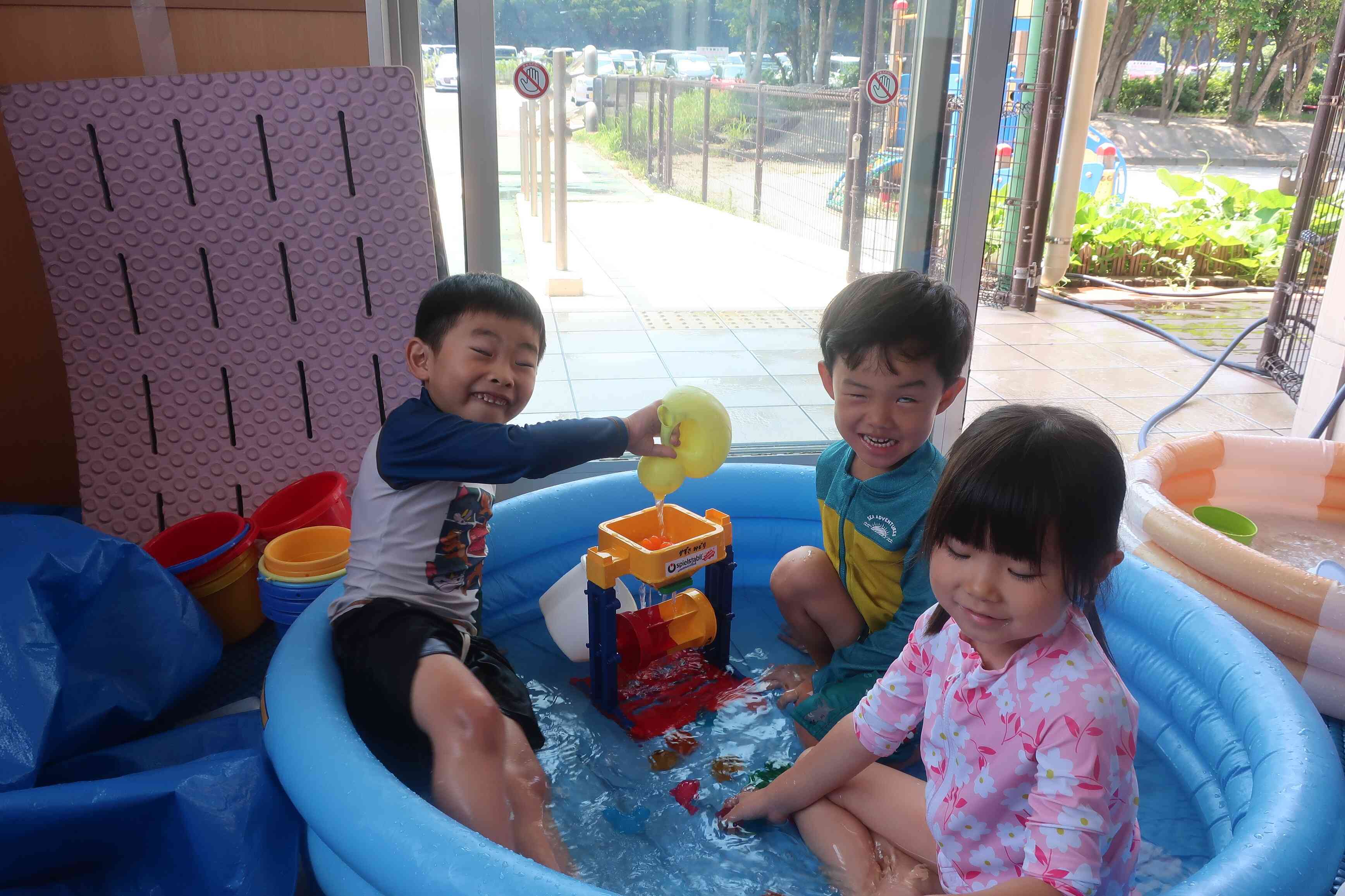 室内プールが楽しくて変顔に‼　さくら組（4,5歳児）
