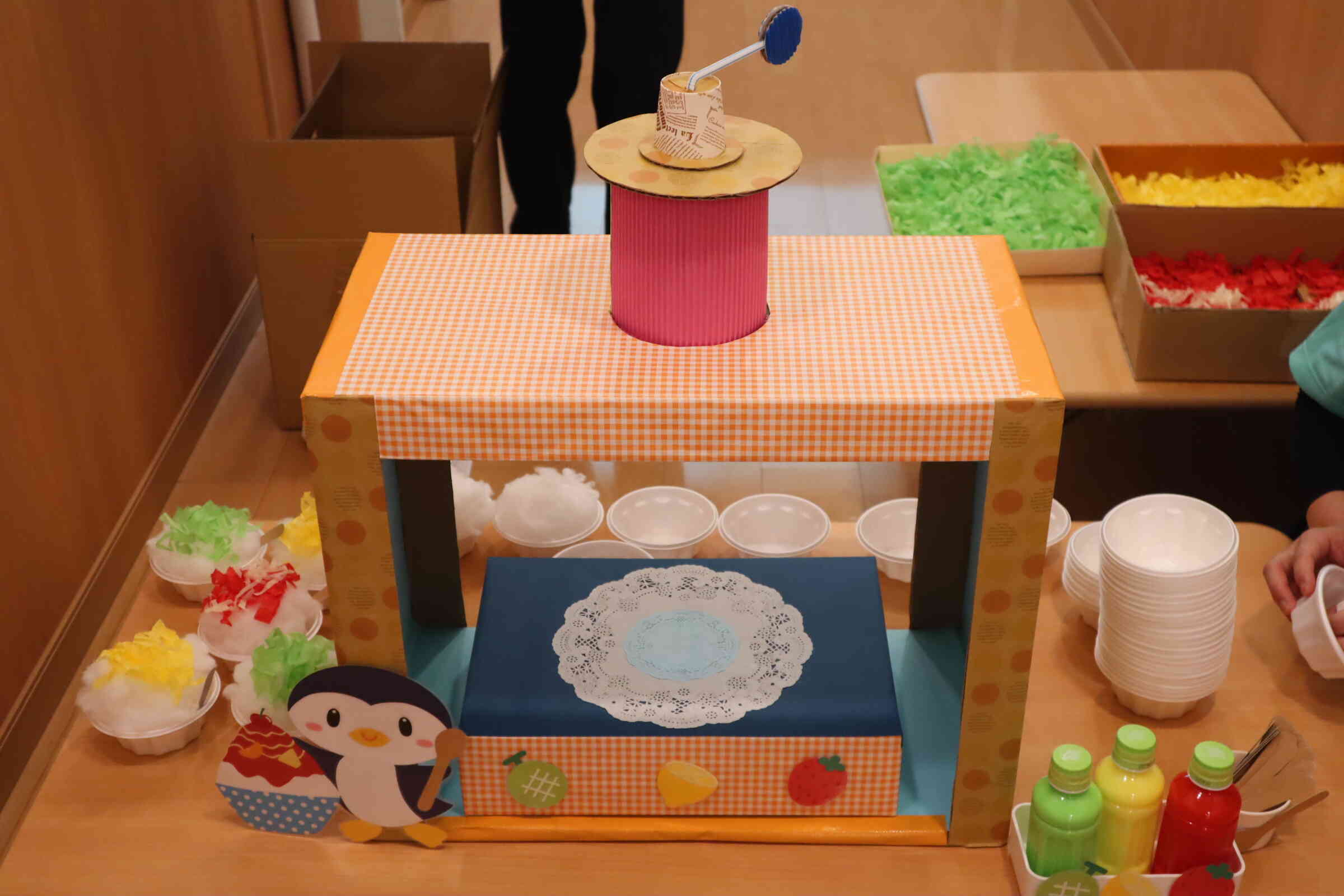 手で回すと上から落ちてくるかき氷屋さん。