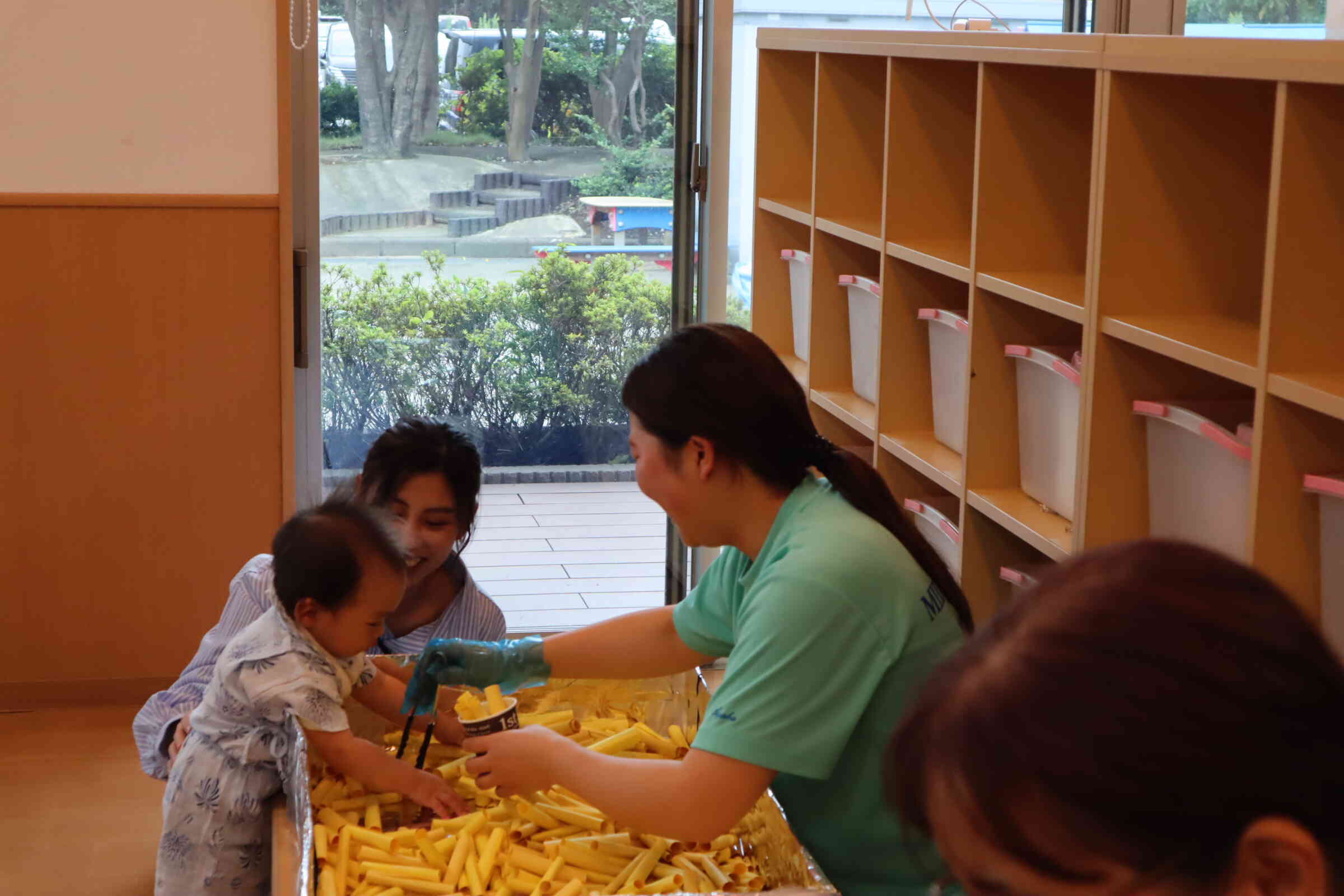 大好きな先生がいる大好きなポテト売り場から離れられません。すみれ組（０歳児）