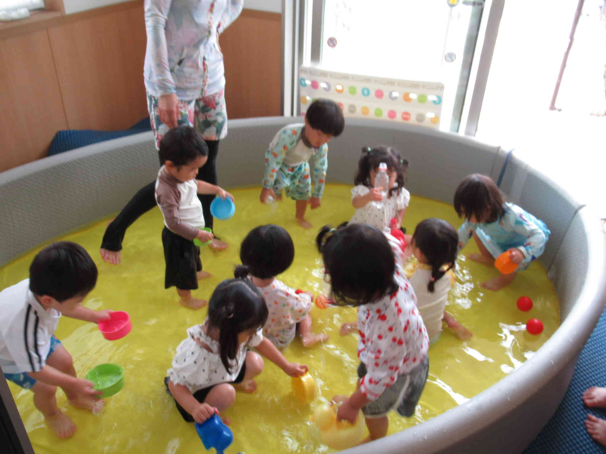室内にも大きなプールを入れてみました。