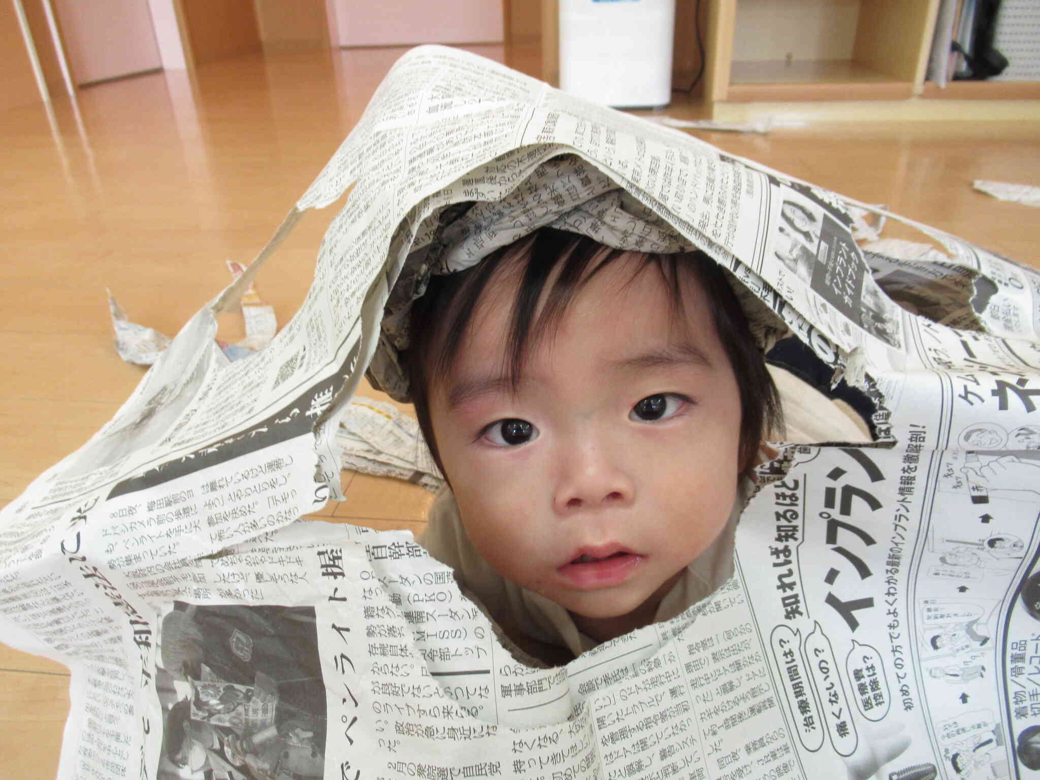 新聞紙で変身‼　　すみれ組（０歳児）