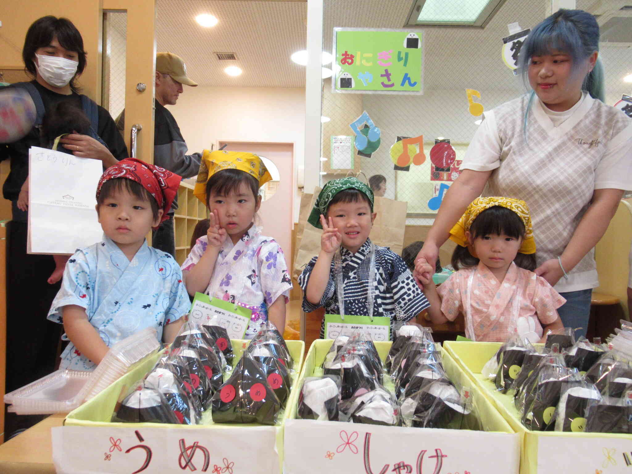 おにぎり屋さん。うめ、鮭、シーチキンが選べます。