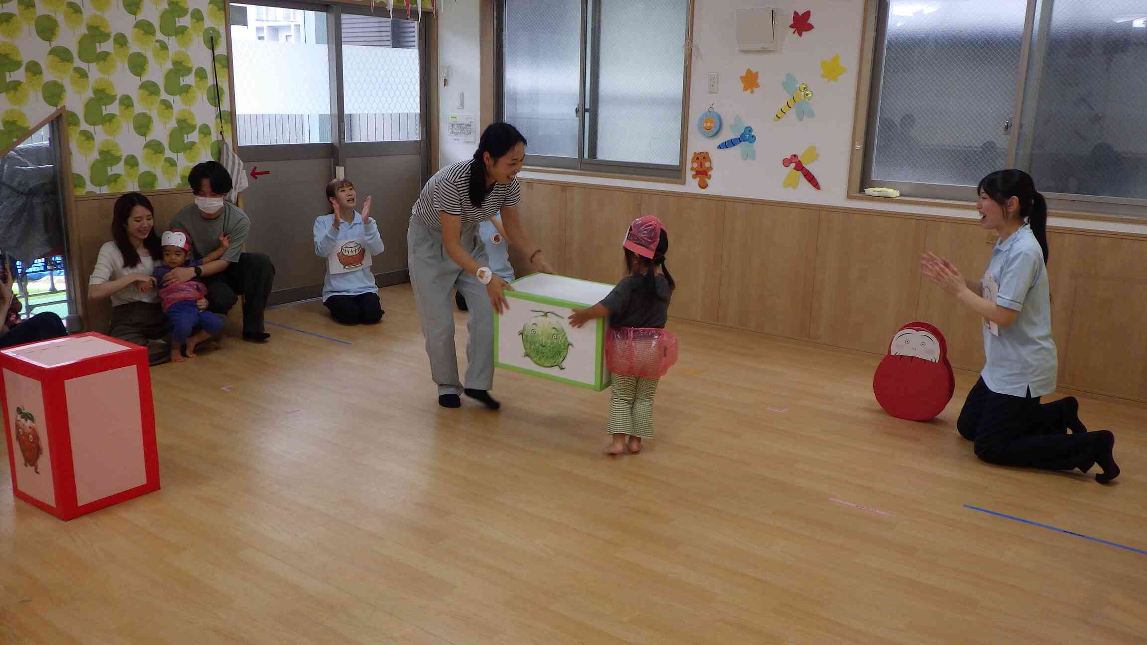 大きい箱を一緒に運びます！