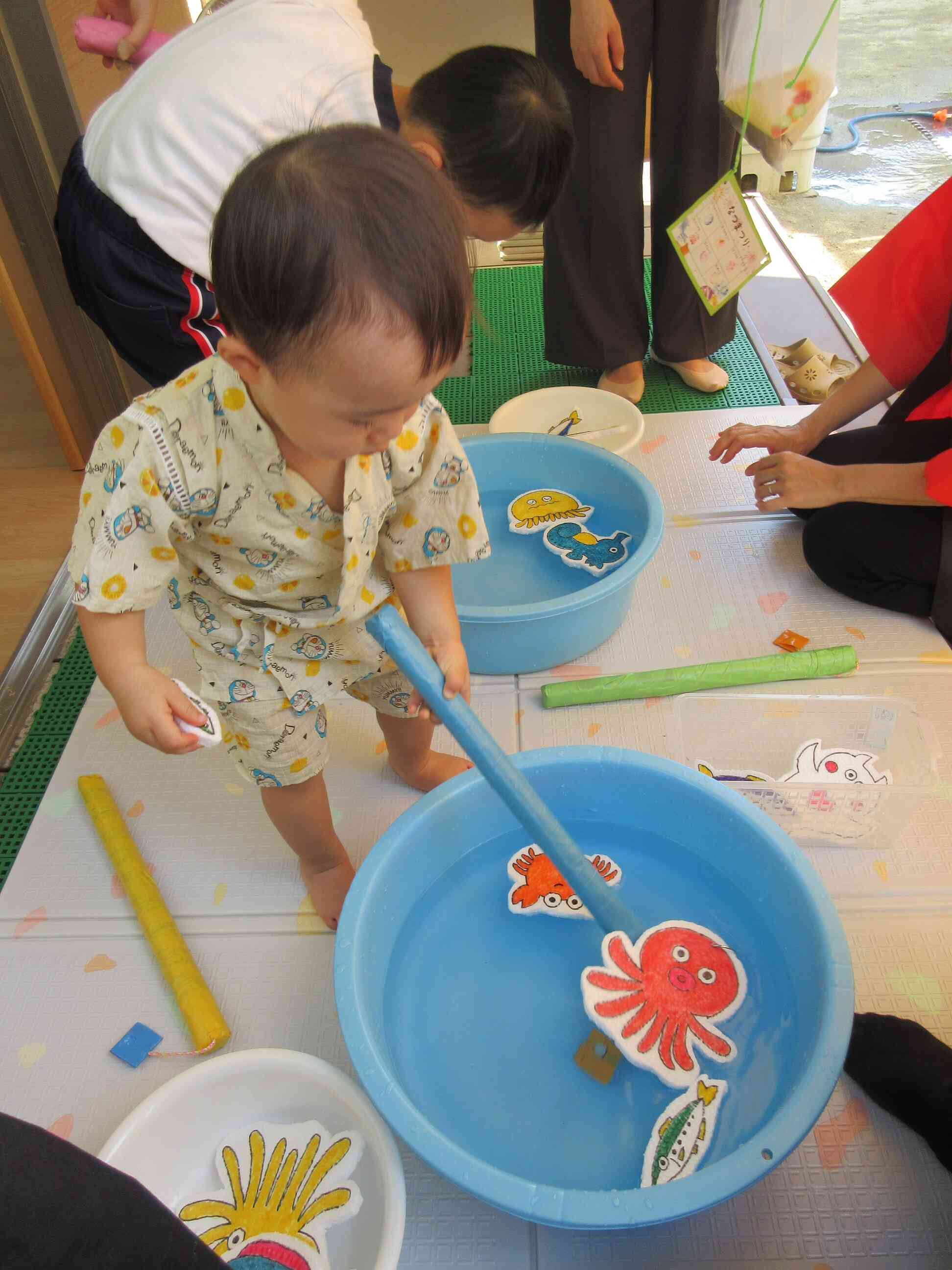 園庭でおさかなつり！