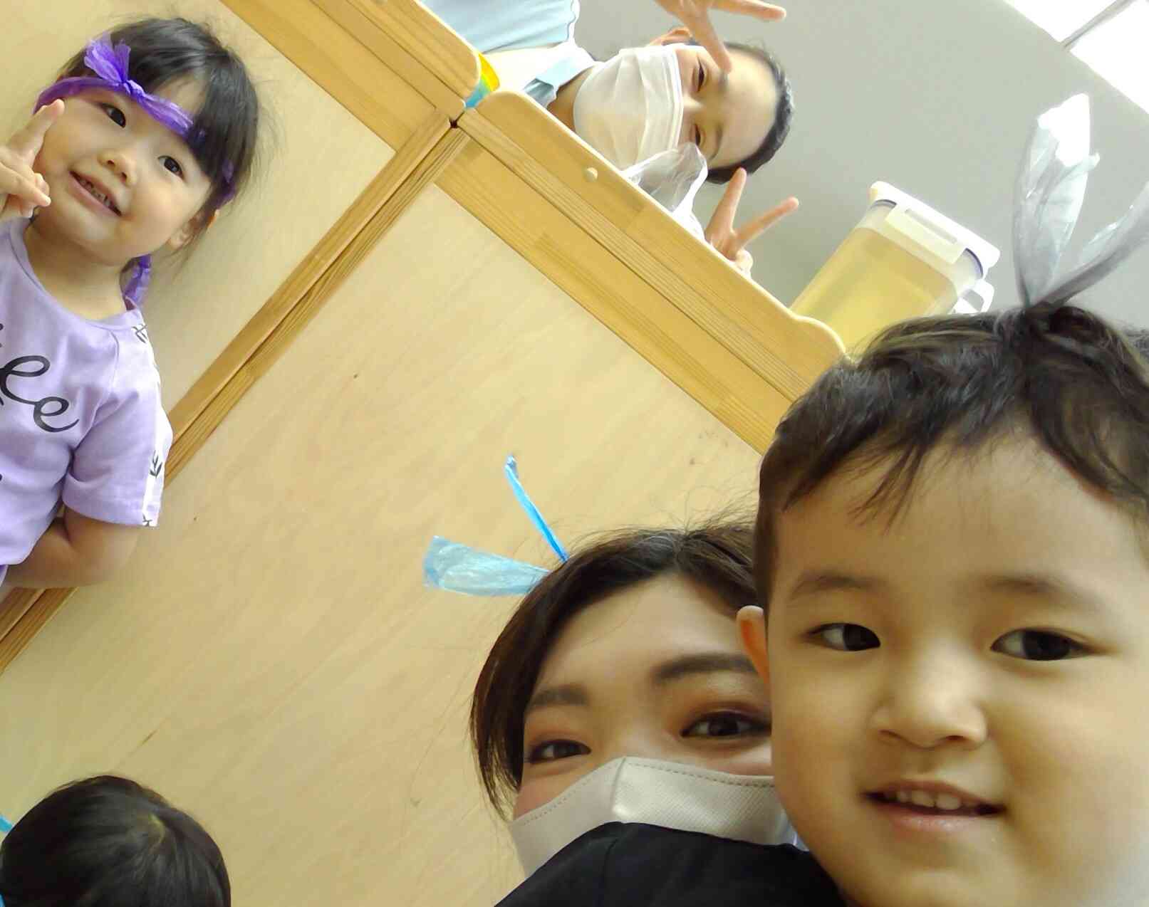 ハチマキにも出来るんだよ(^^)!!先生と一緒にハイチーズ(*^-^*)