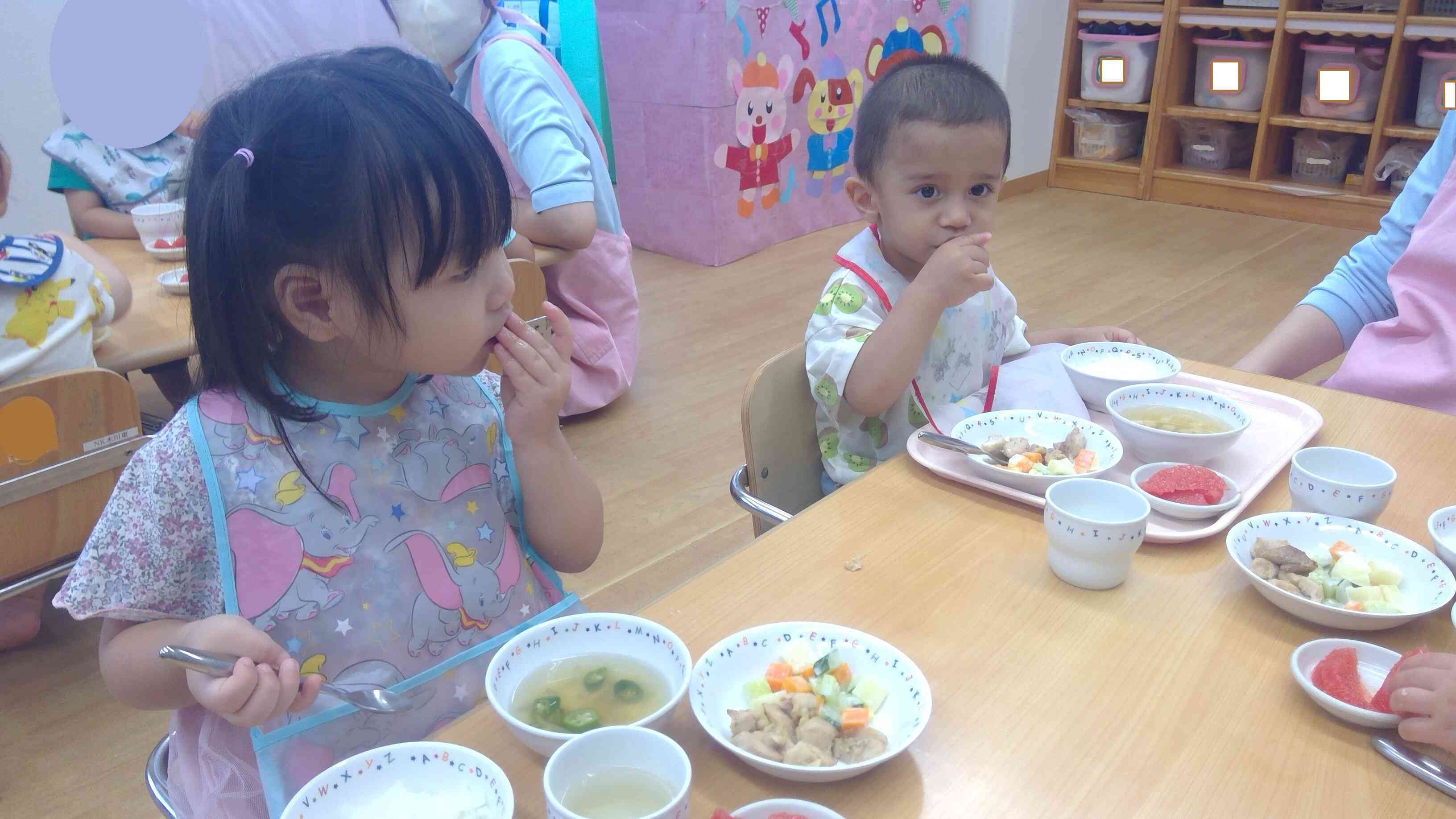 2人で仲良くオクラをパクっ
