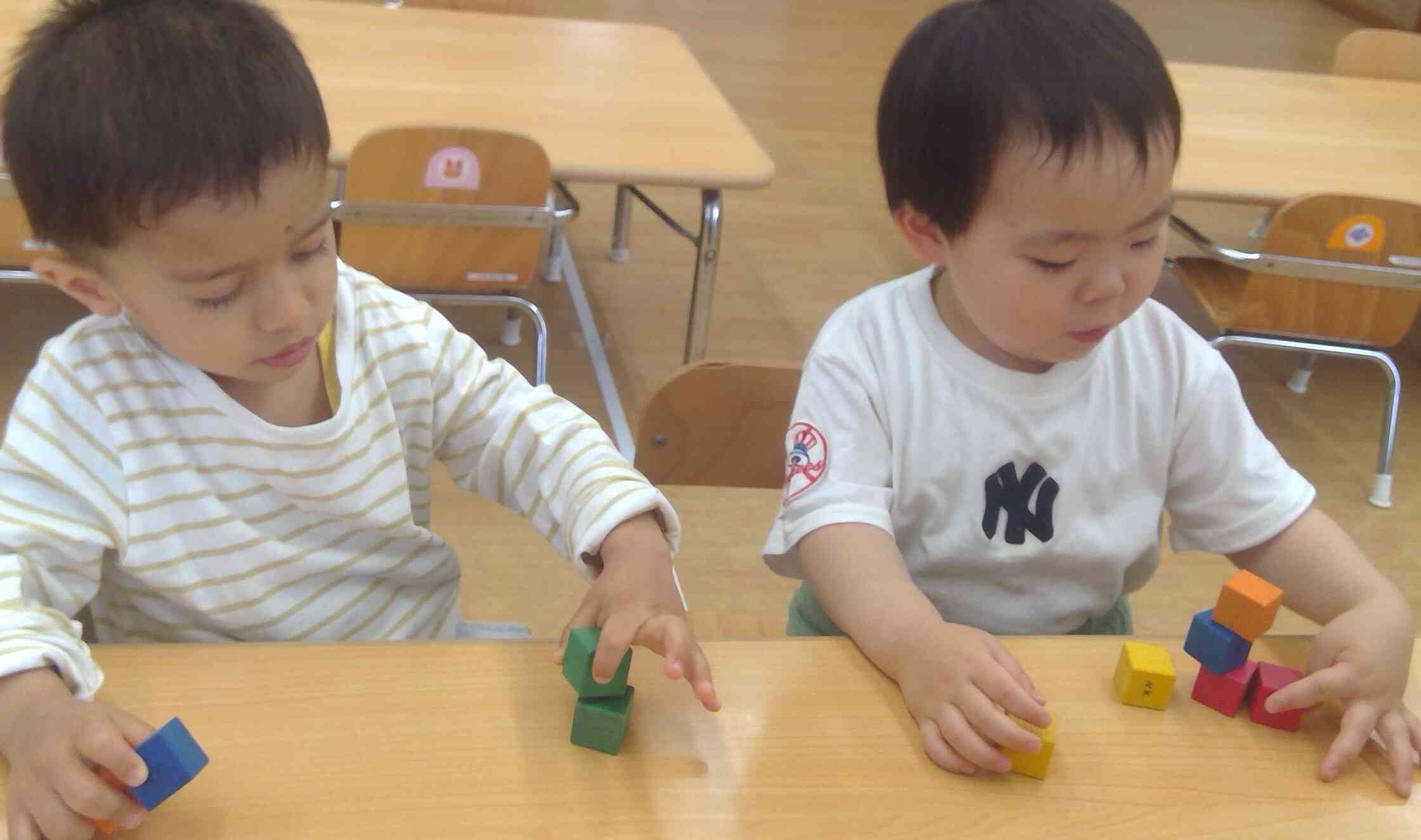 カラー積み木あそび(２歳児・うさぎぐみ)