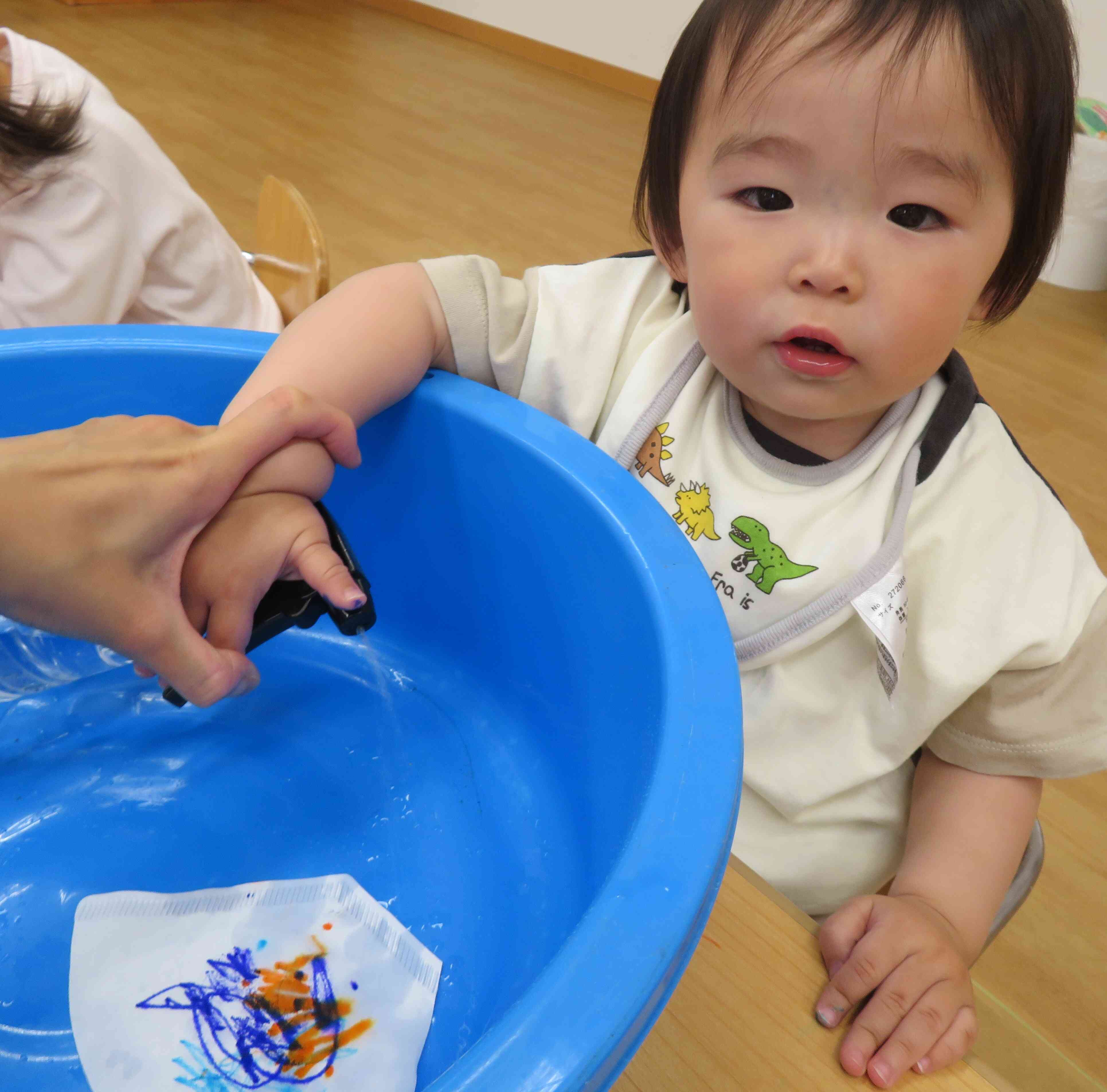 水をシュッシュ