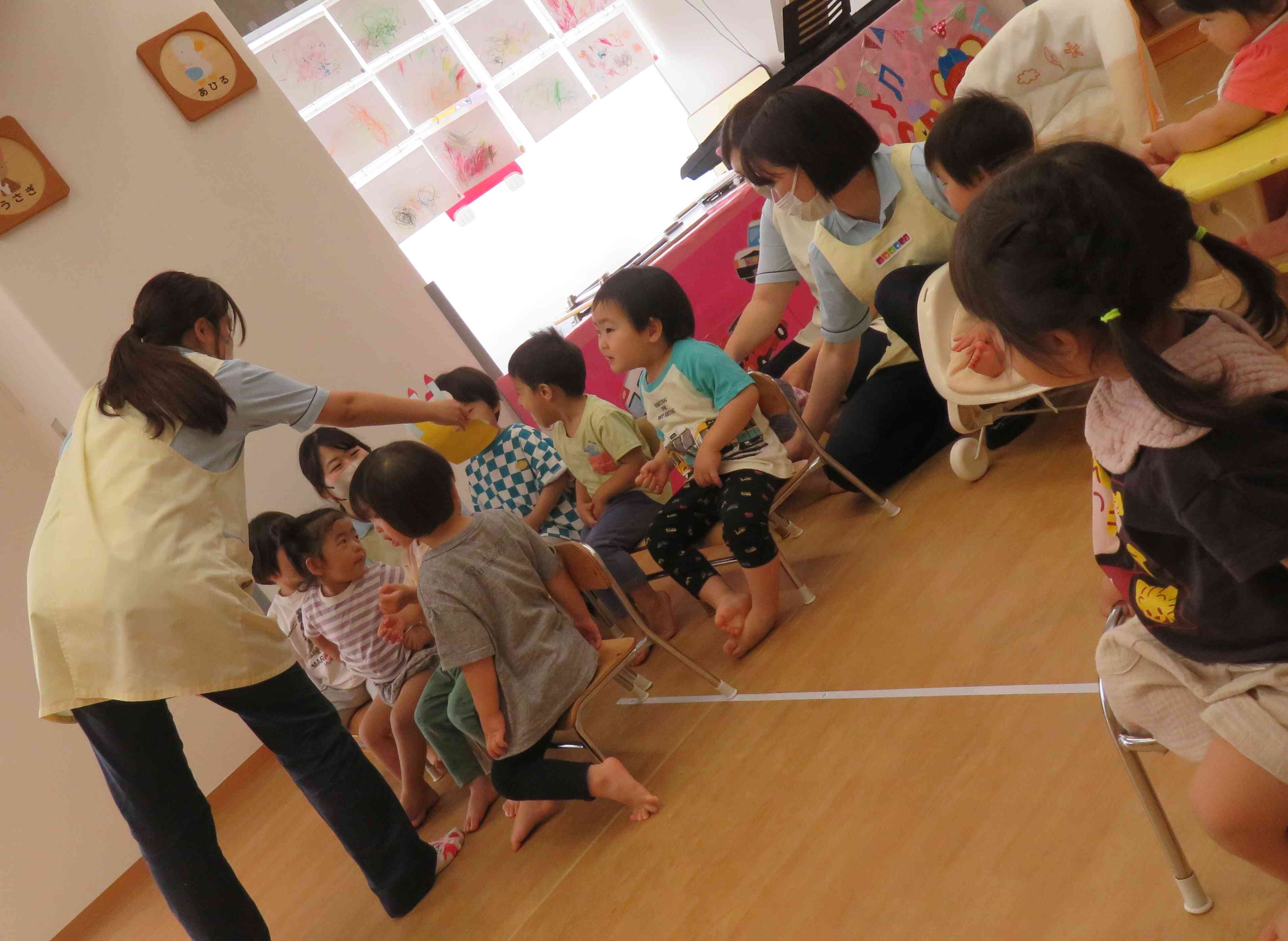 出し物のクイズでは最後にケーキが出てきて、パクっと食べる子どもたちです。