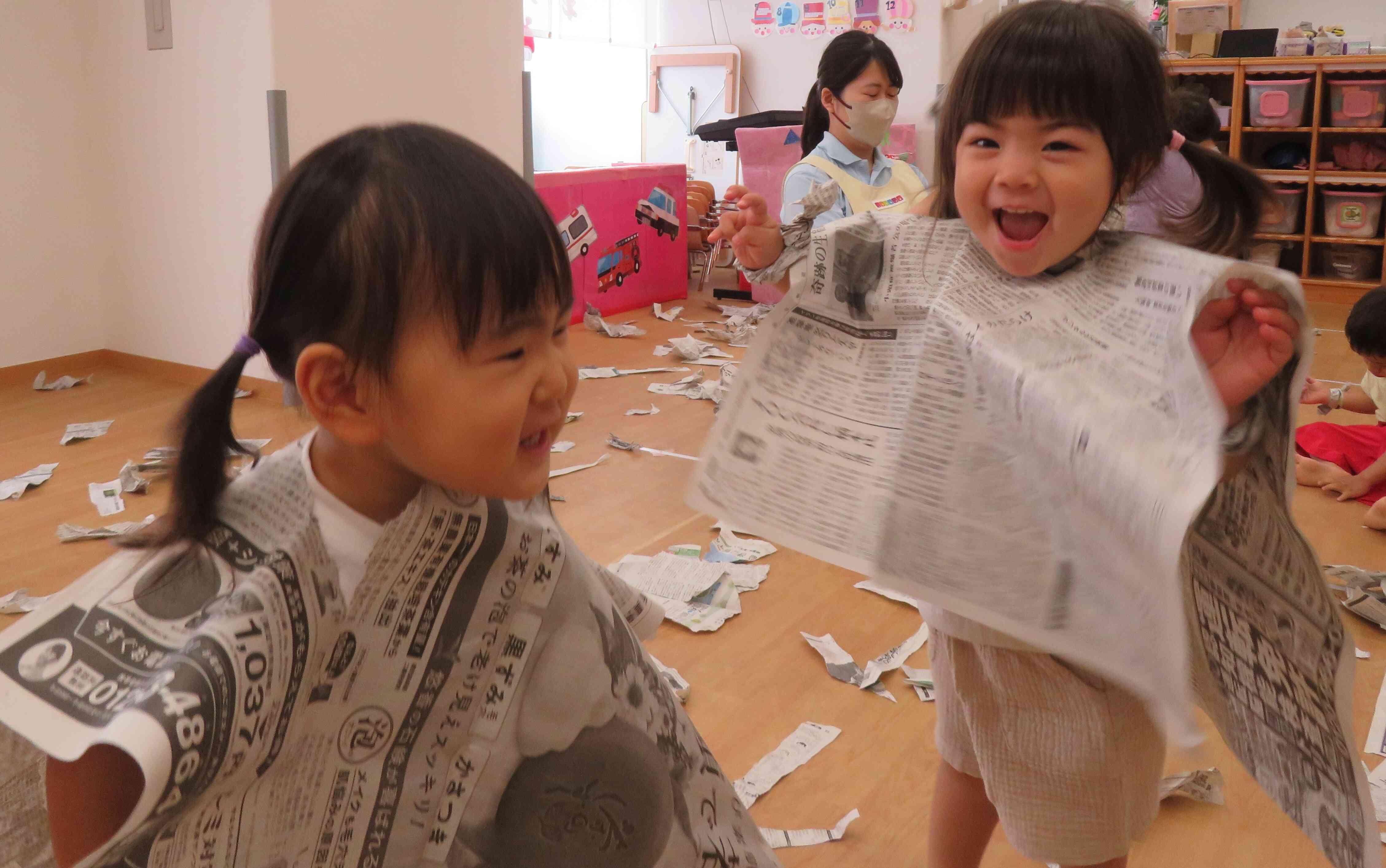 新聞紙遊び☆(０・１・２歳)