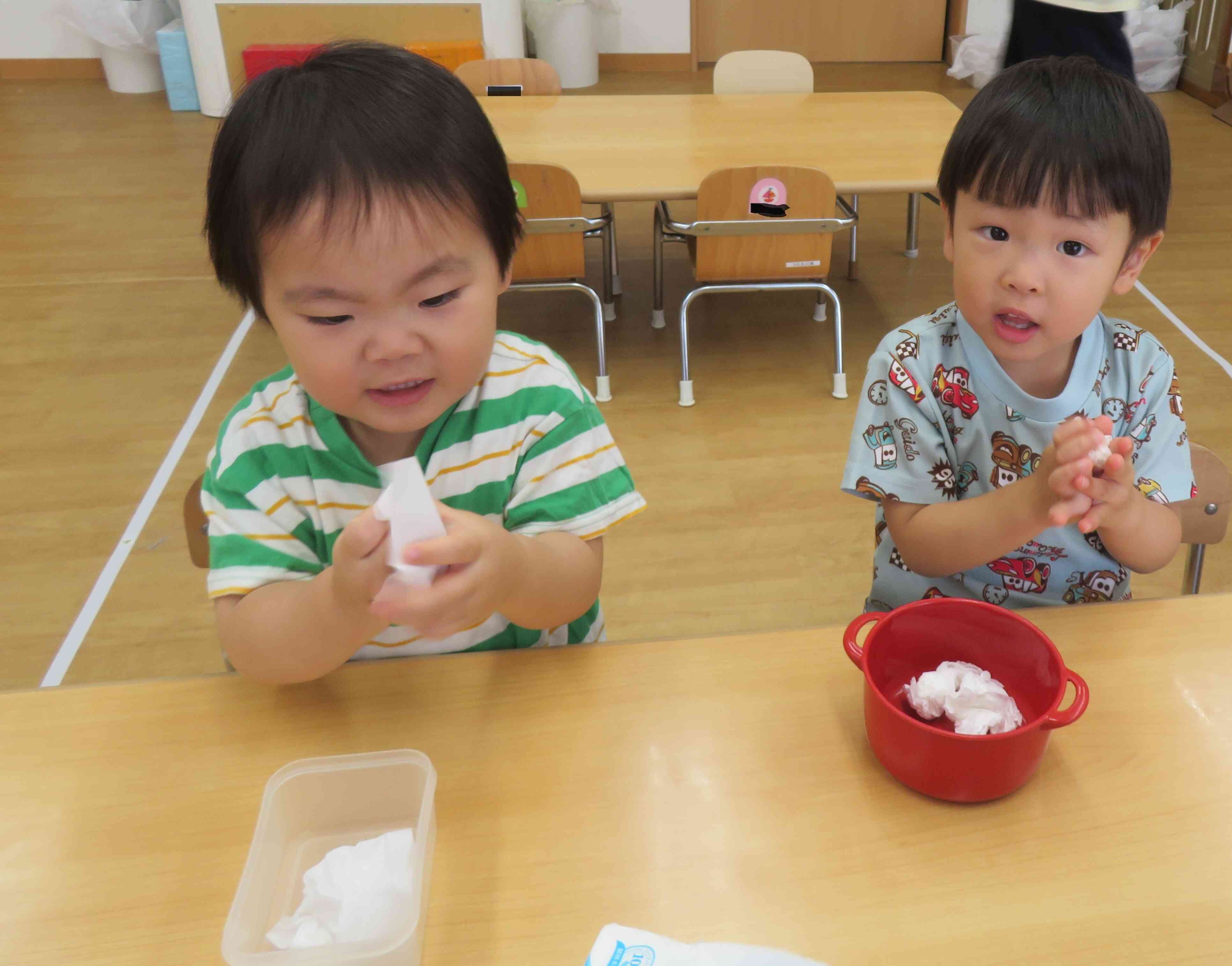 ポップコーン製作(２歳児・うさぎぐみ)