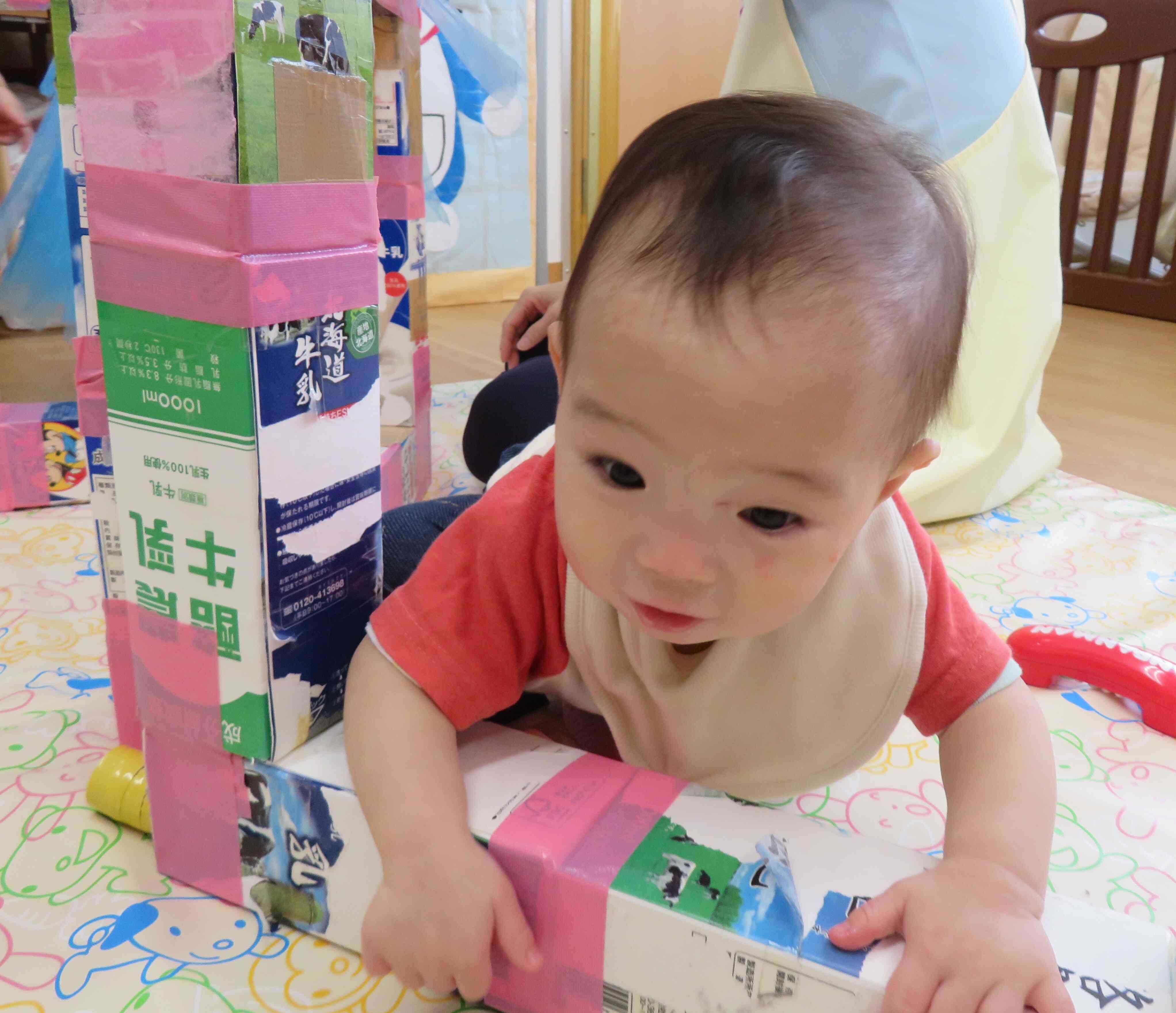 ひよこ組もお隣のお部屋で運動遊び♪