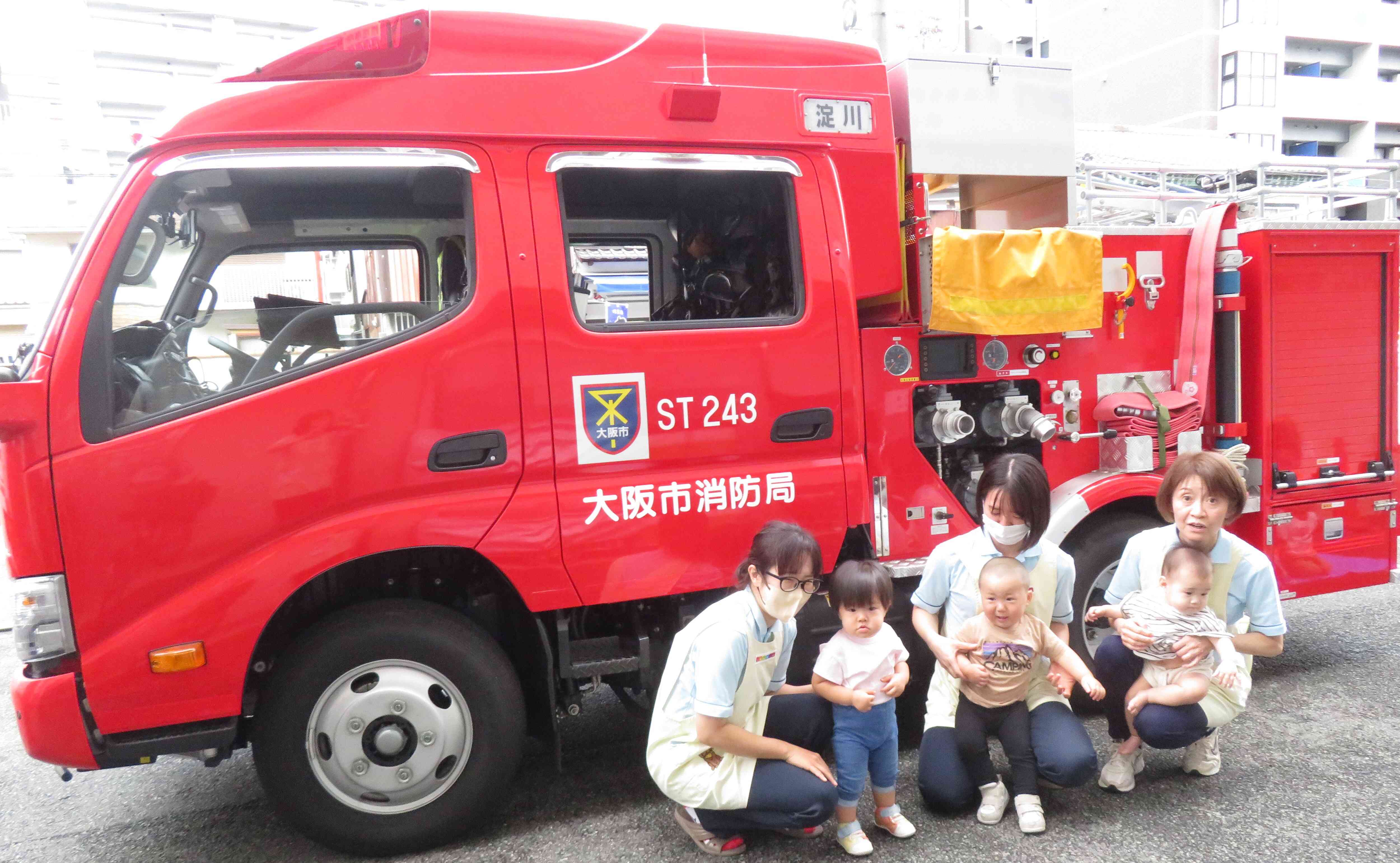 消防車の前でひよこ組（0歳児）、ハイチーズ！！