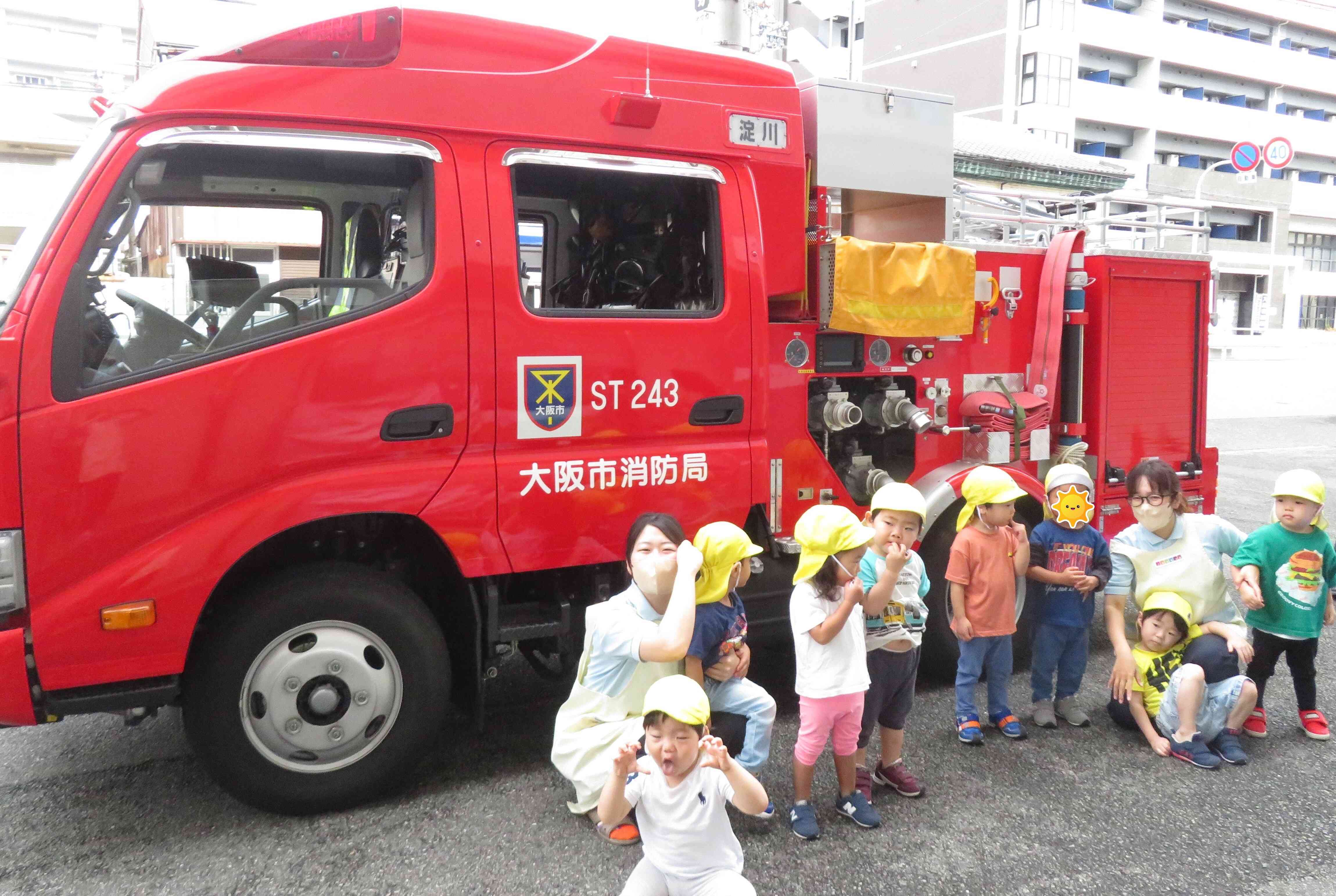 消防車の前でうさぎ組（2歳児）、ハイチーズ！！