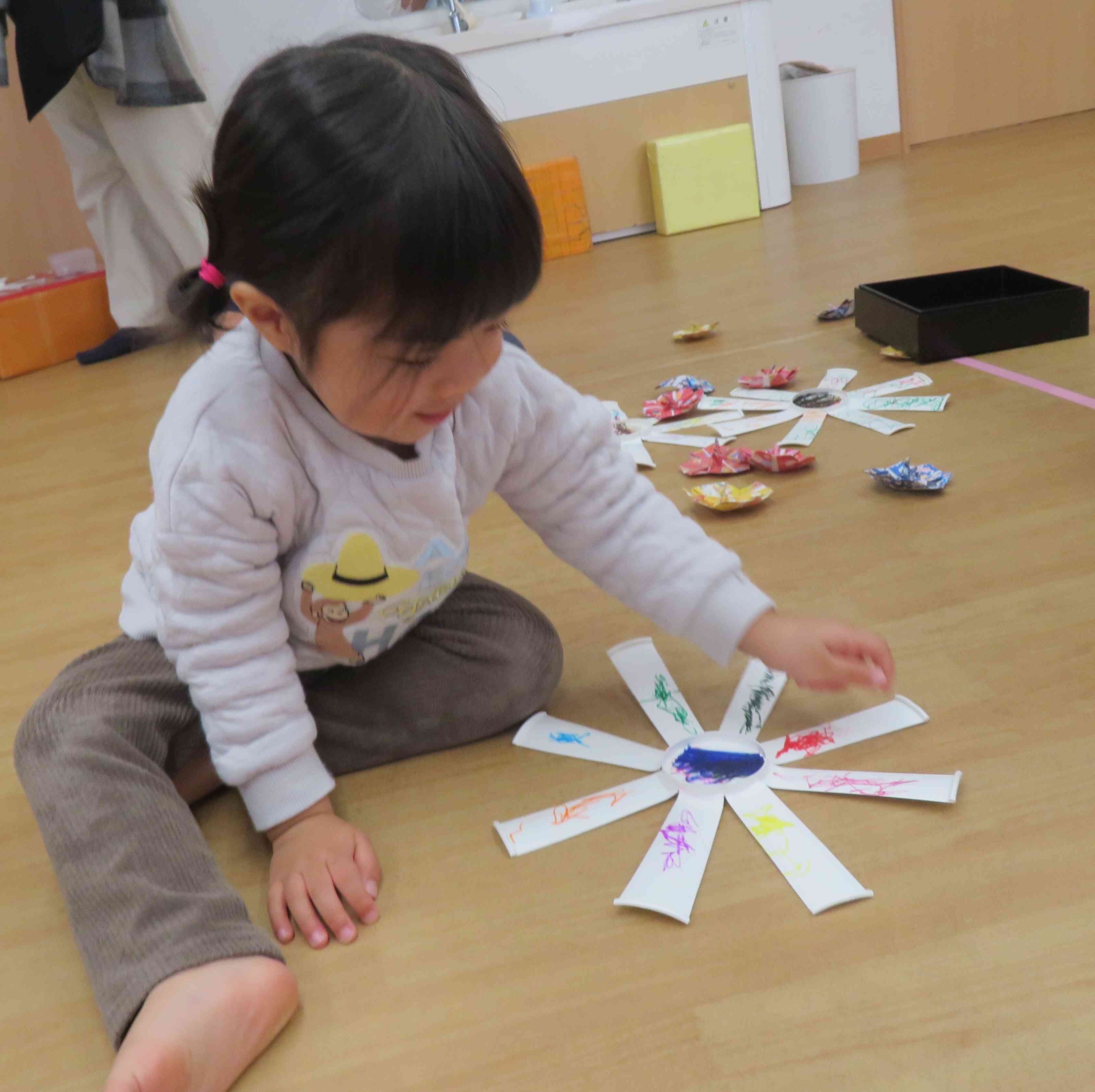 今年は紙コップのコマだよ。うまく回るかな？