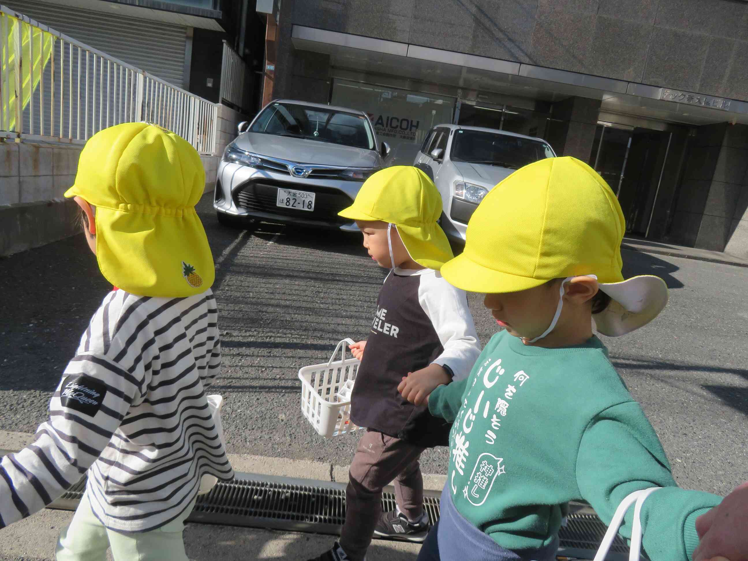 食材をかごに入れてしっかりと歩いて帰りました♪