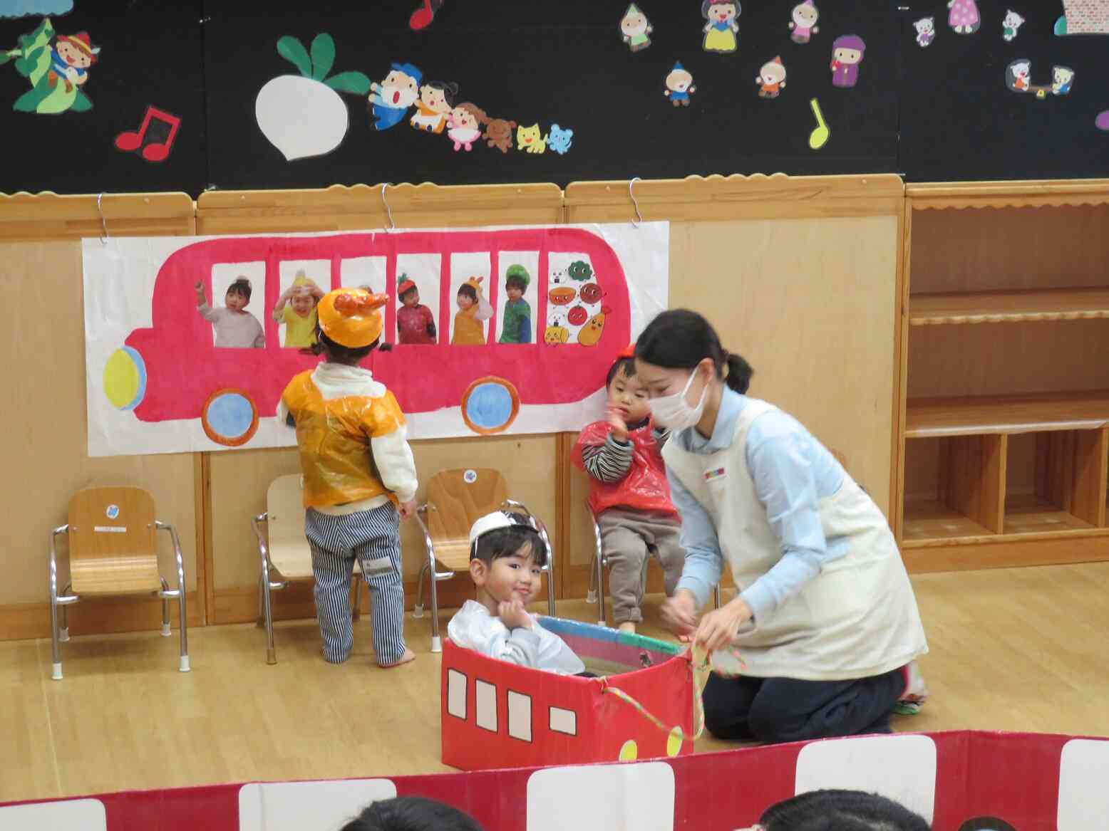 お弁当バスのかくれんぼ