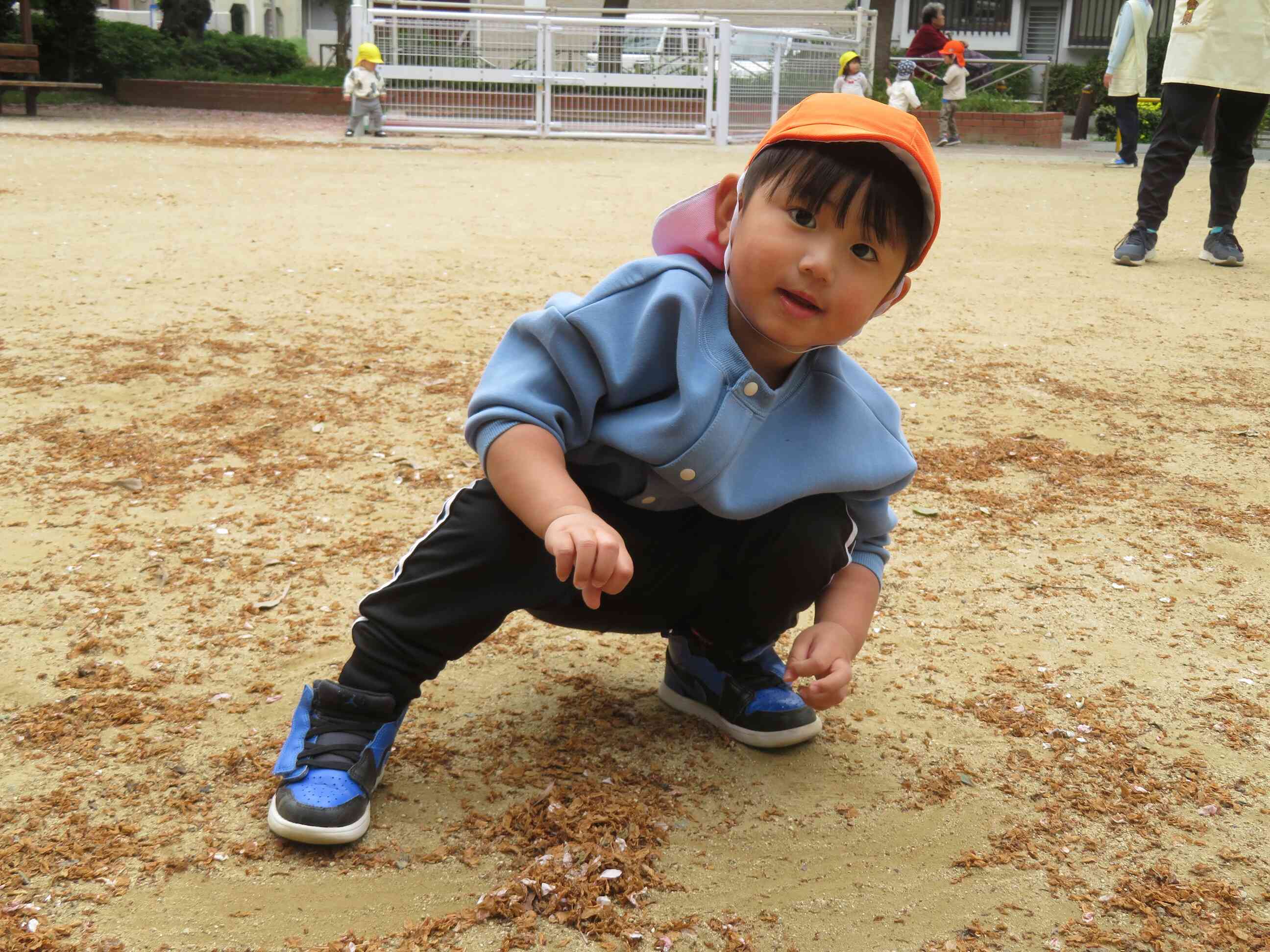 地面にお絵描きしてるよ～