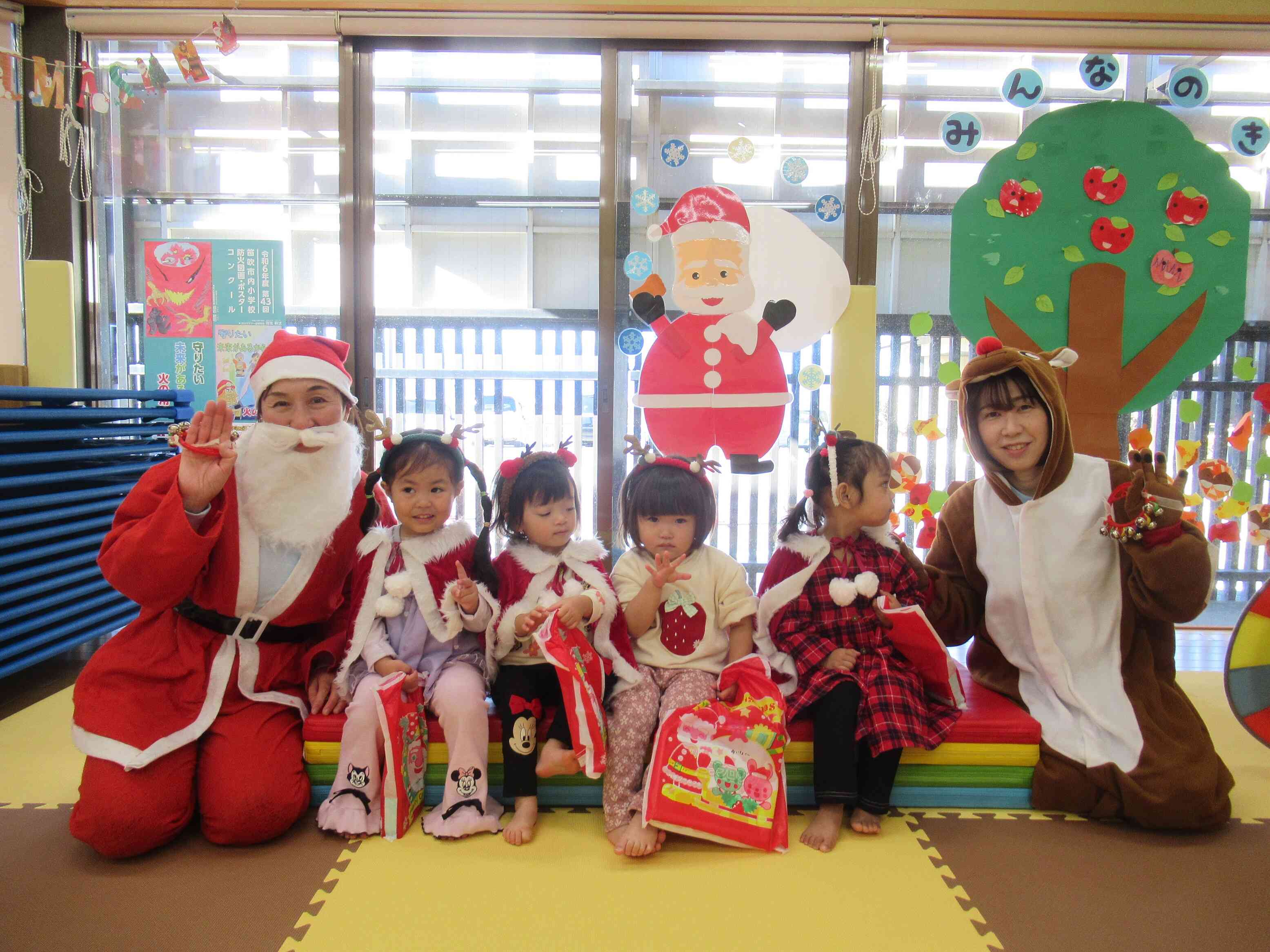 クリスマス会②｜株式会社桔梗屋 事業所内保育所「ハイジ」｜ニチイキッズ