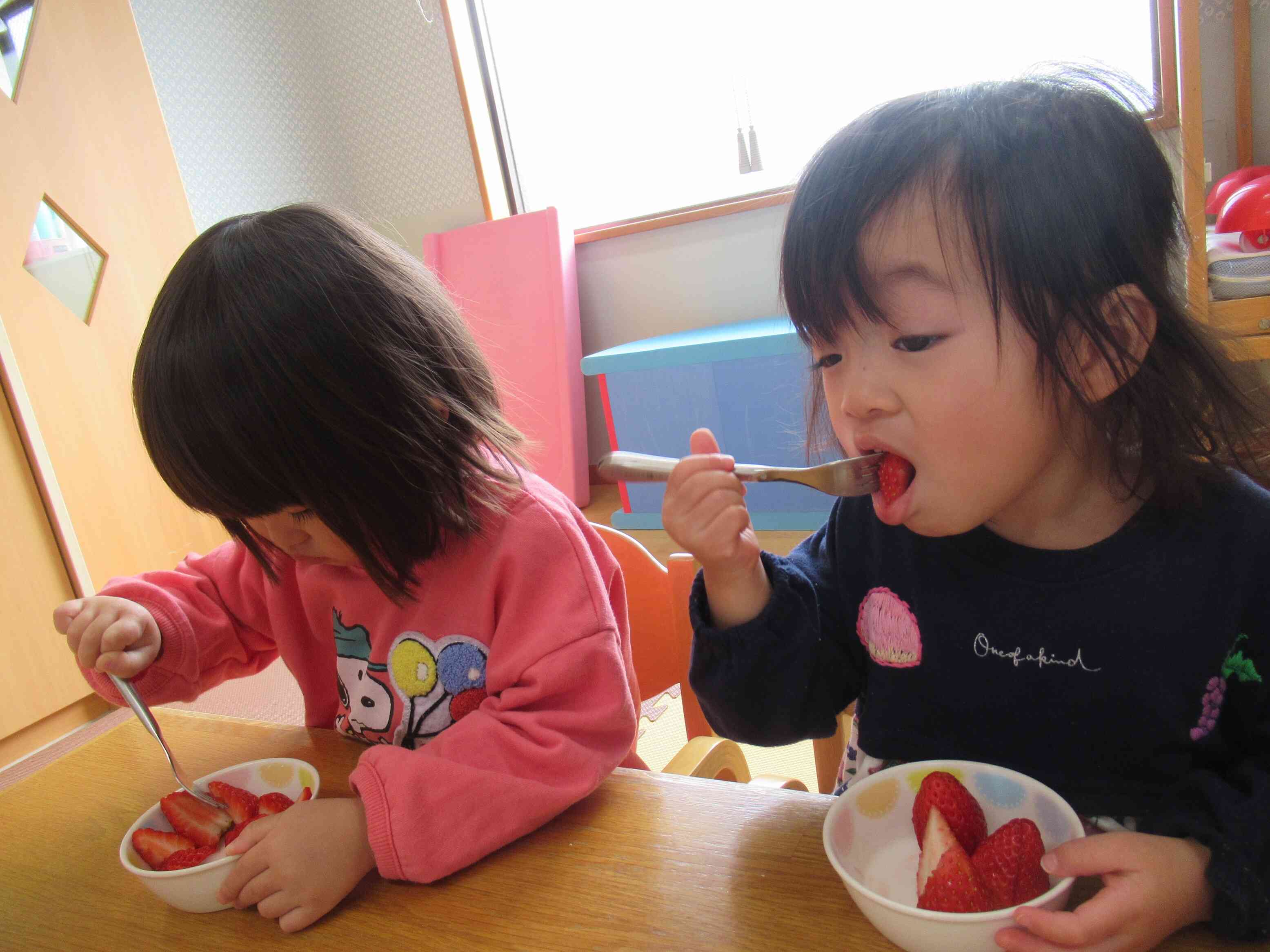 夢中でいちごをほおばり、あっという間に完食でした。おいしかったね！