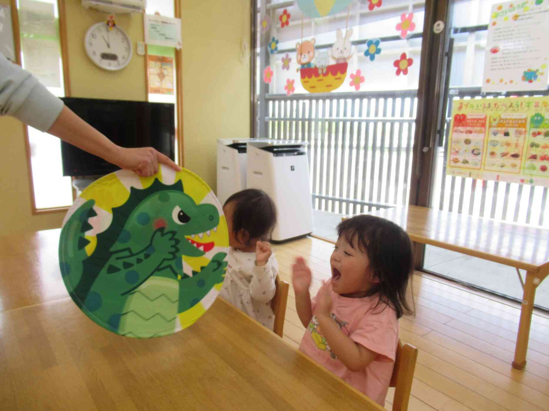 嫌い嫌い怪獣の登場に驚いている子ども達。みんなも、ぱっくん王子みたいに好き嫌いを減らして、強い体を作ろうね‼