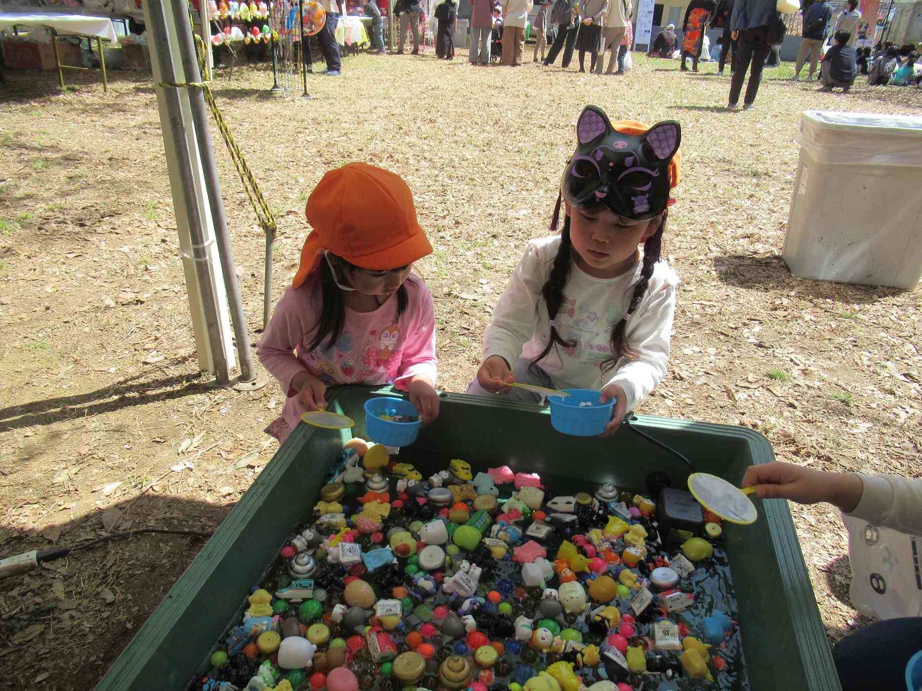 12日の＜工場祭り＞では、たくさんの屋台に大興奮の子ども達でした。まずは、キャラクター釣りに挑戦しました。