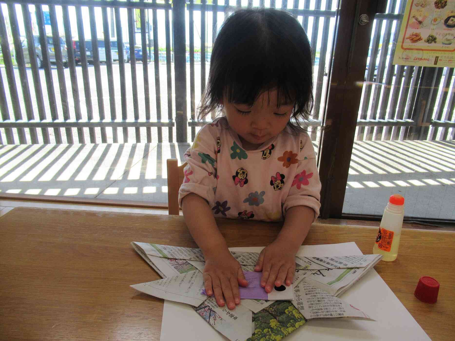 ３歳児さんは、かぶとに貼る、こいのぼりを作りました。