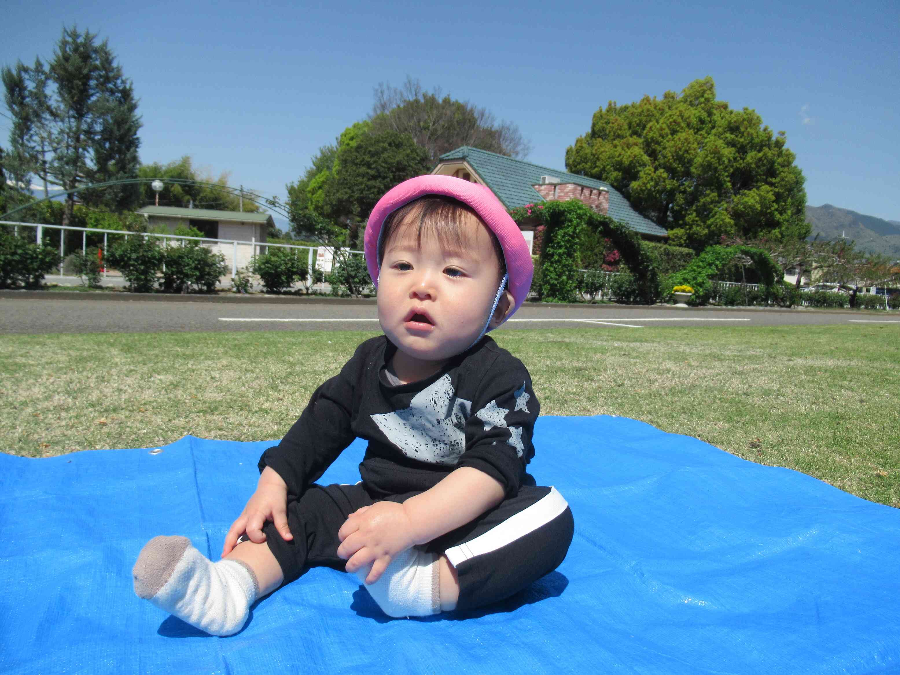 ０歳児さんも、周りの景色に興味いっぱいです。