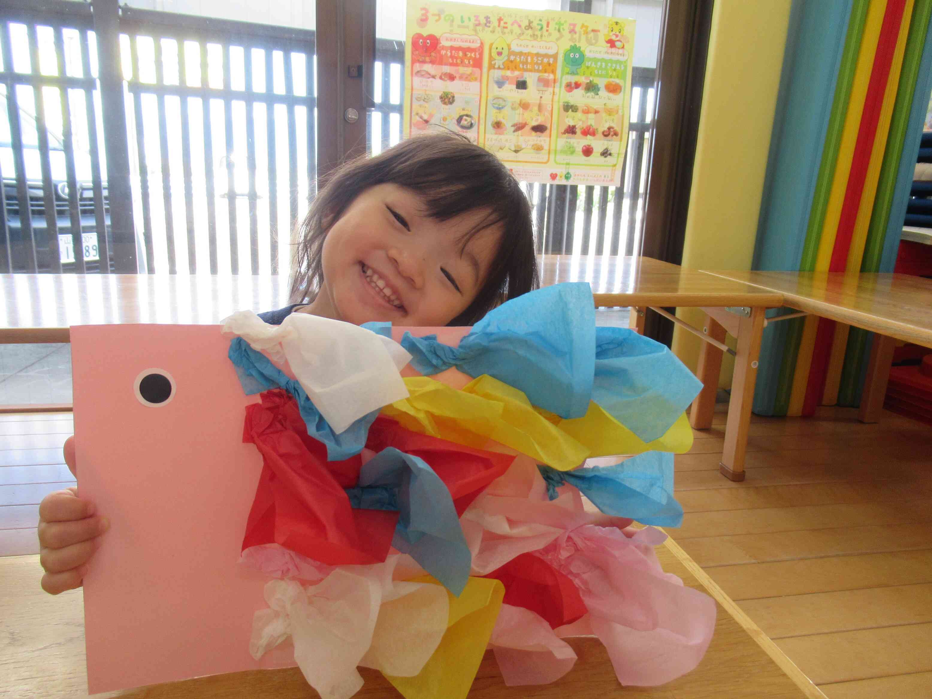 色々な色のフラワーペーパーで可愛く鱗ができたよ！