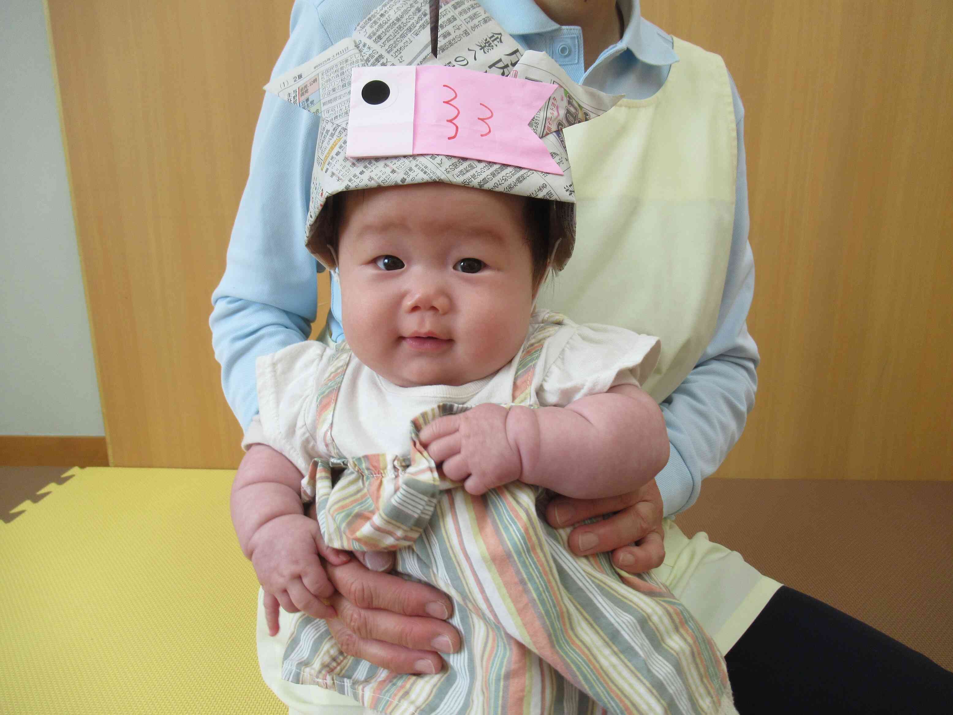０歳児さんも、かぶとを被りにっこり笑顔です！みんな元気に大きくなあれ！