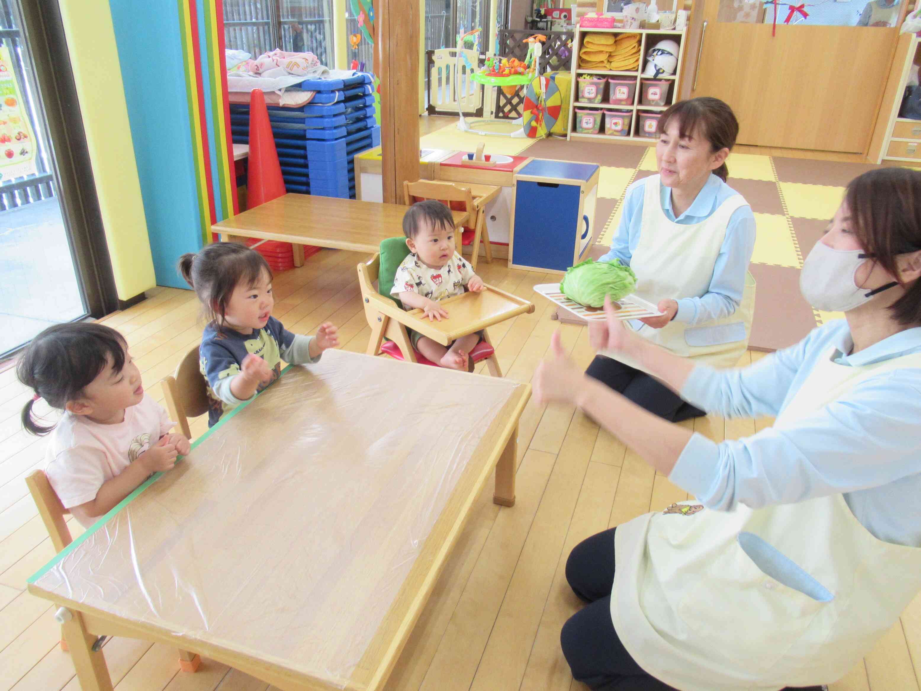 子ども達が大好きな「キャベツのなかから」の手遊びをしました♪