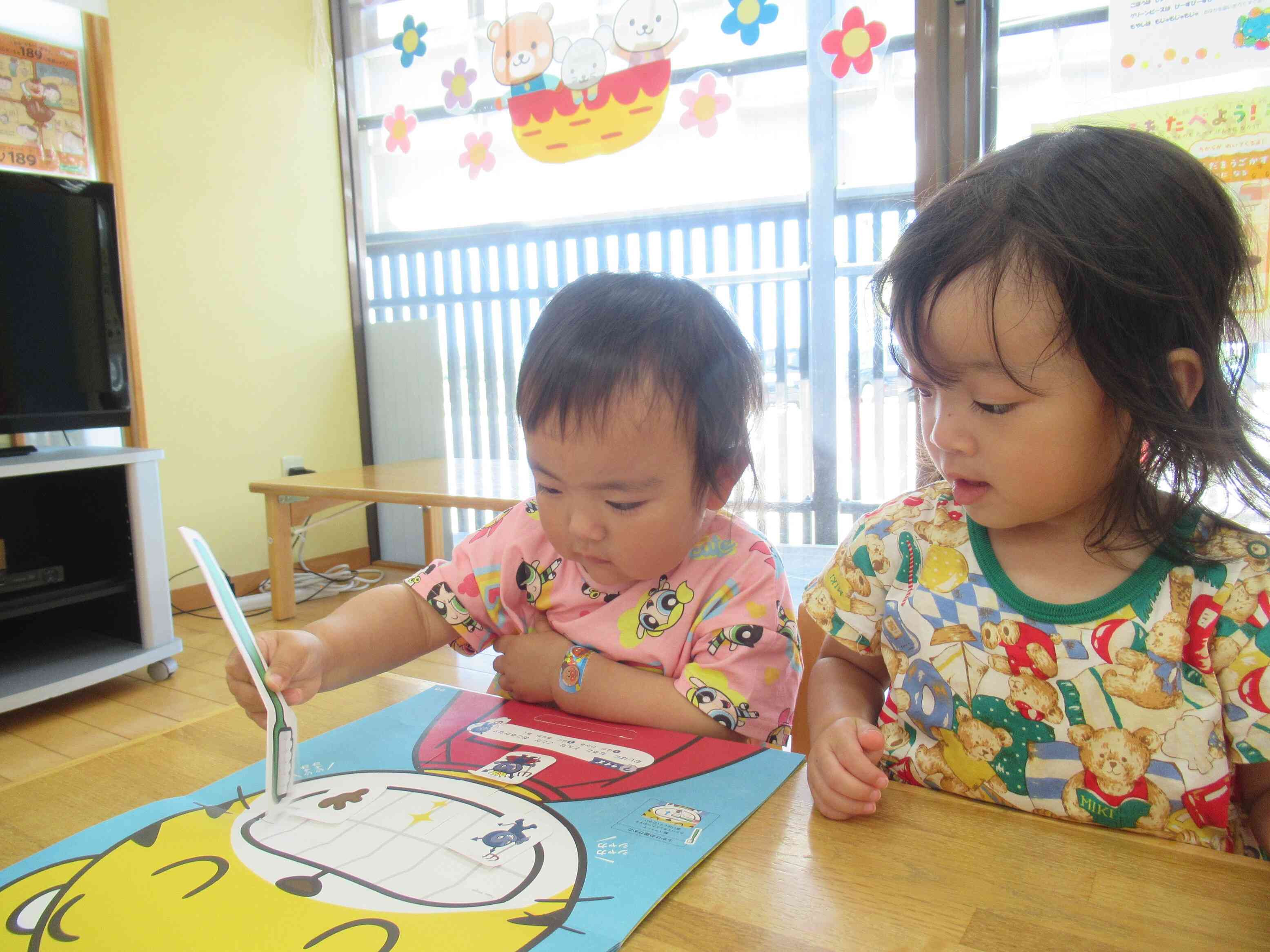 真剣な表情で、むしばいきんをやっつけようとする１歳児さん。