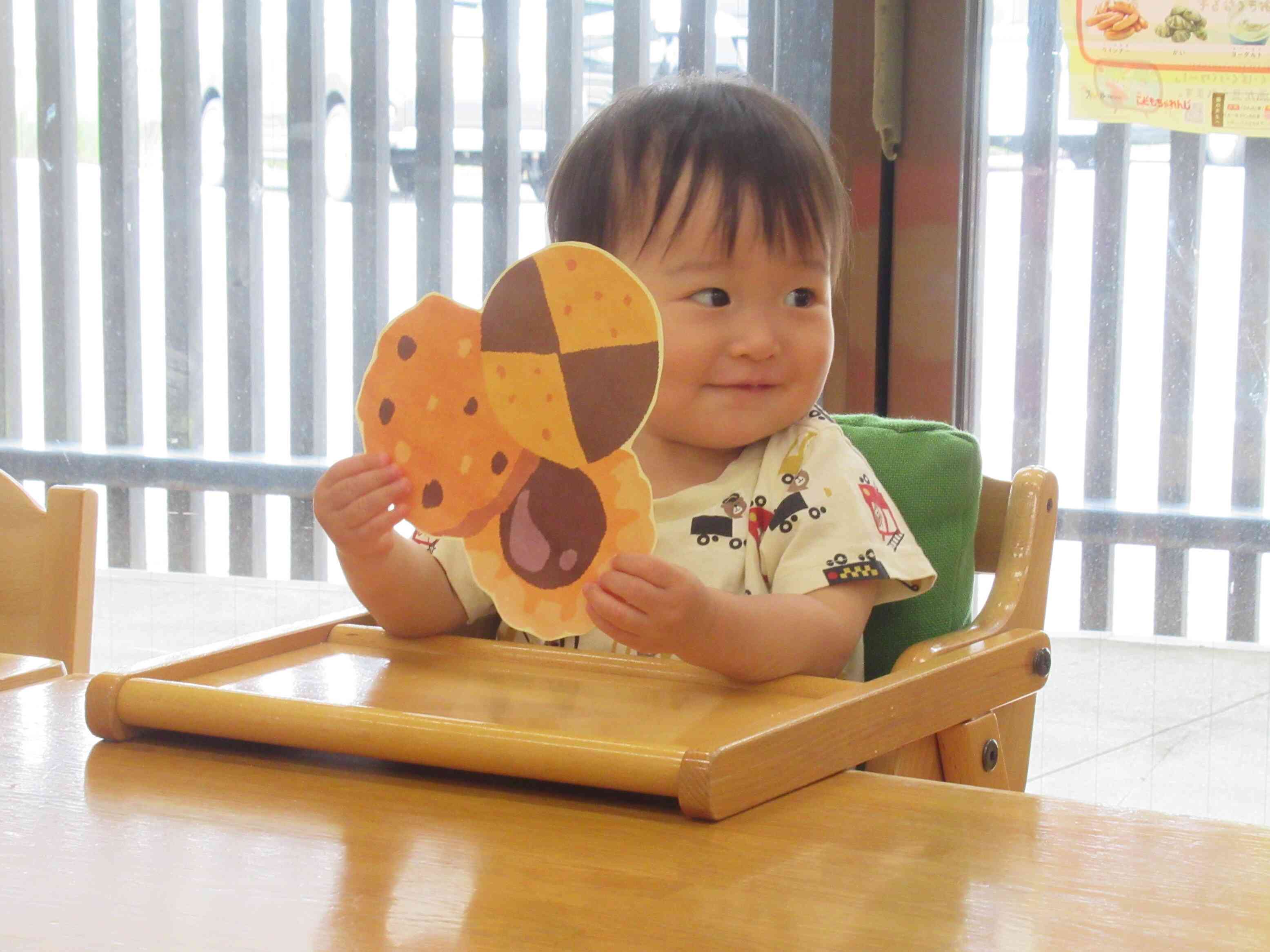 ０歳児さんは、クッキーをもらったよ！食べたいな。