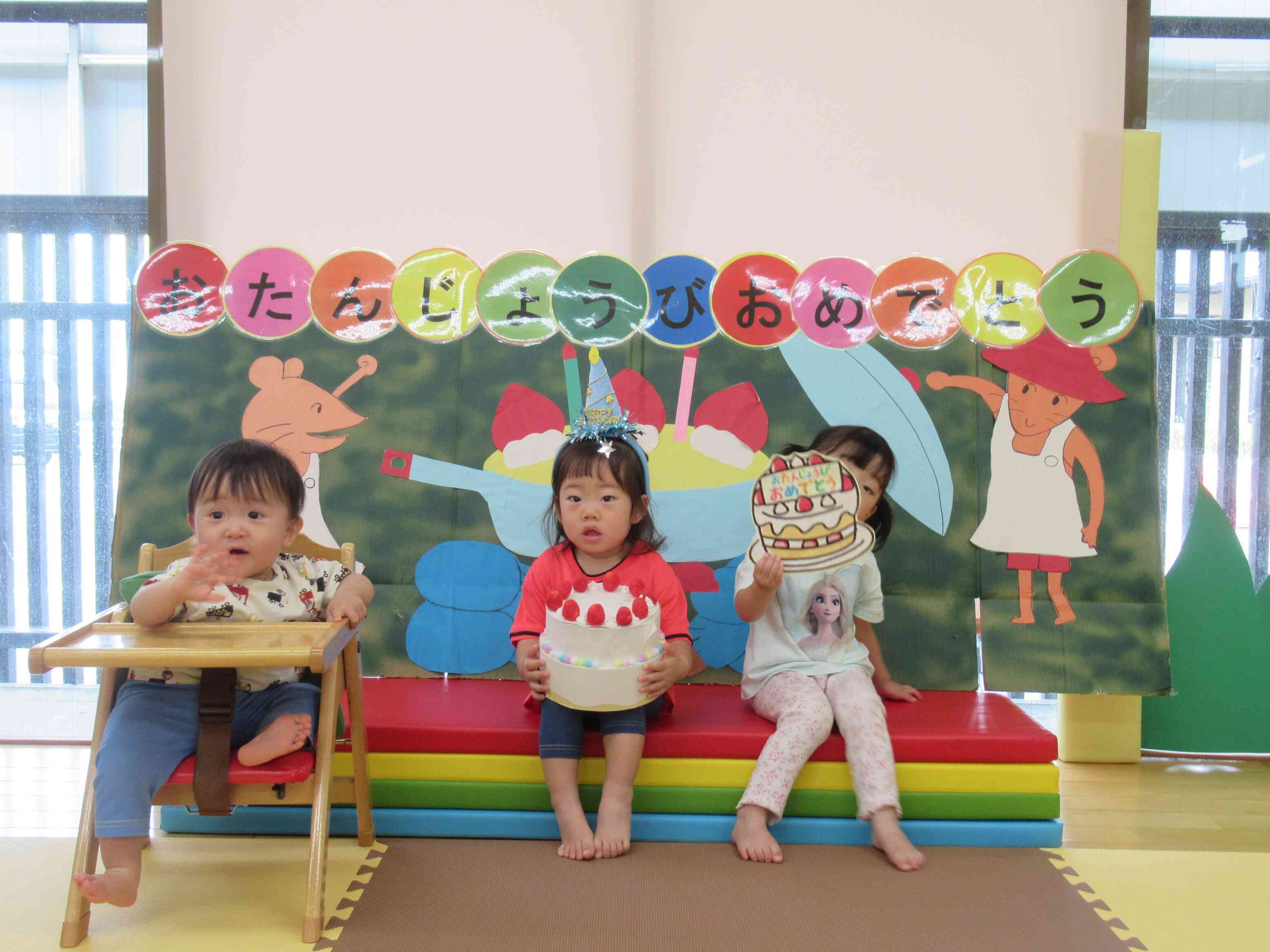 お誕生日おめでとう！！　みんなでケーキを持って、ハイポーズ。
