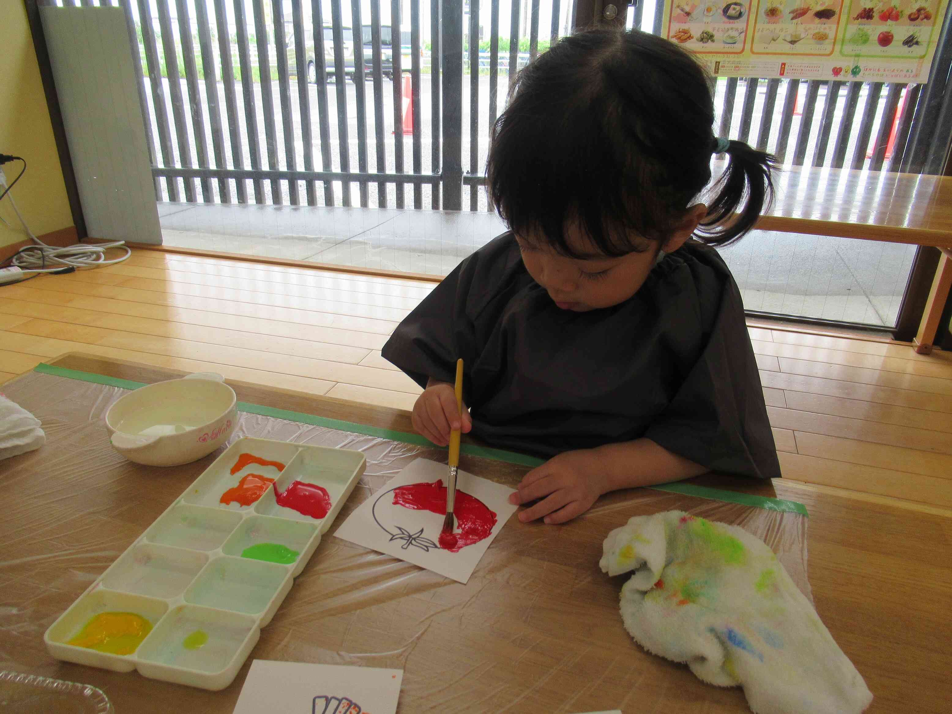 ３歳児さんは筆を使って塗りました