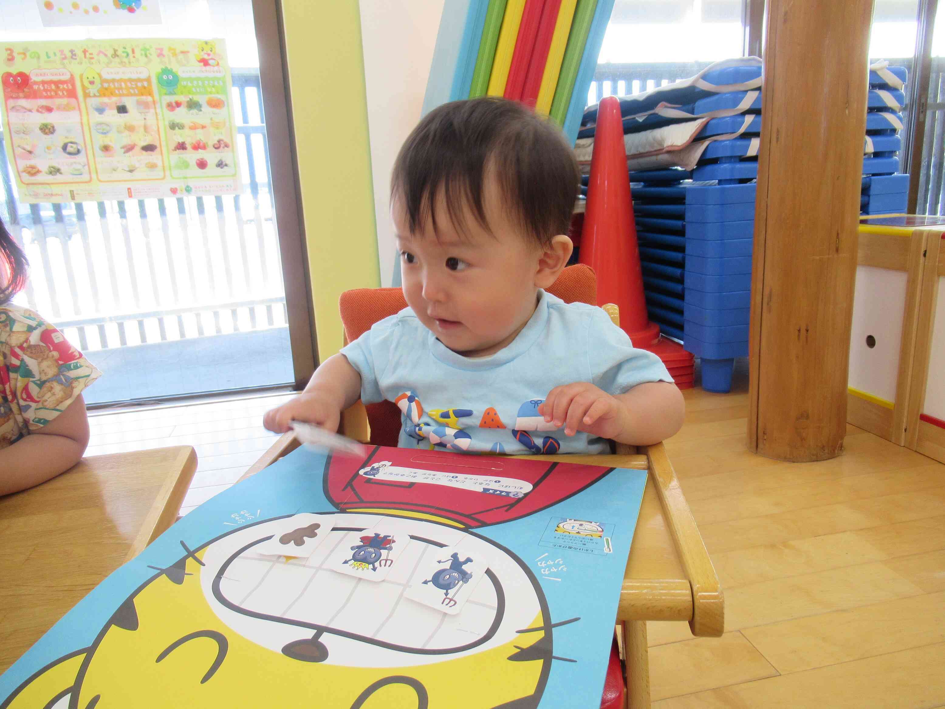 ０歳児さんも、興味津々な様子で歯みがきに挑戦しました。