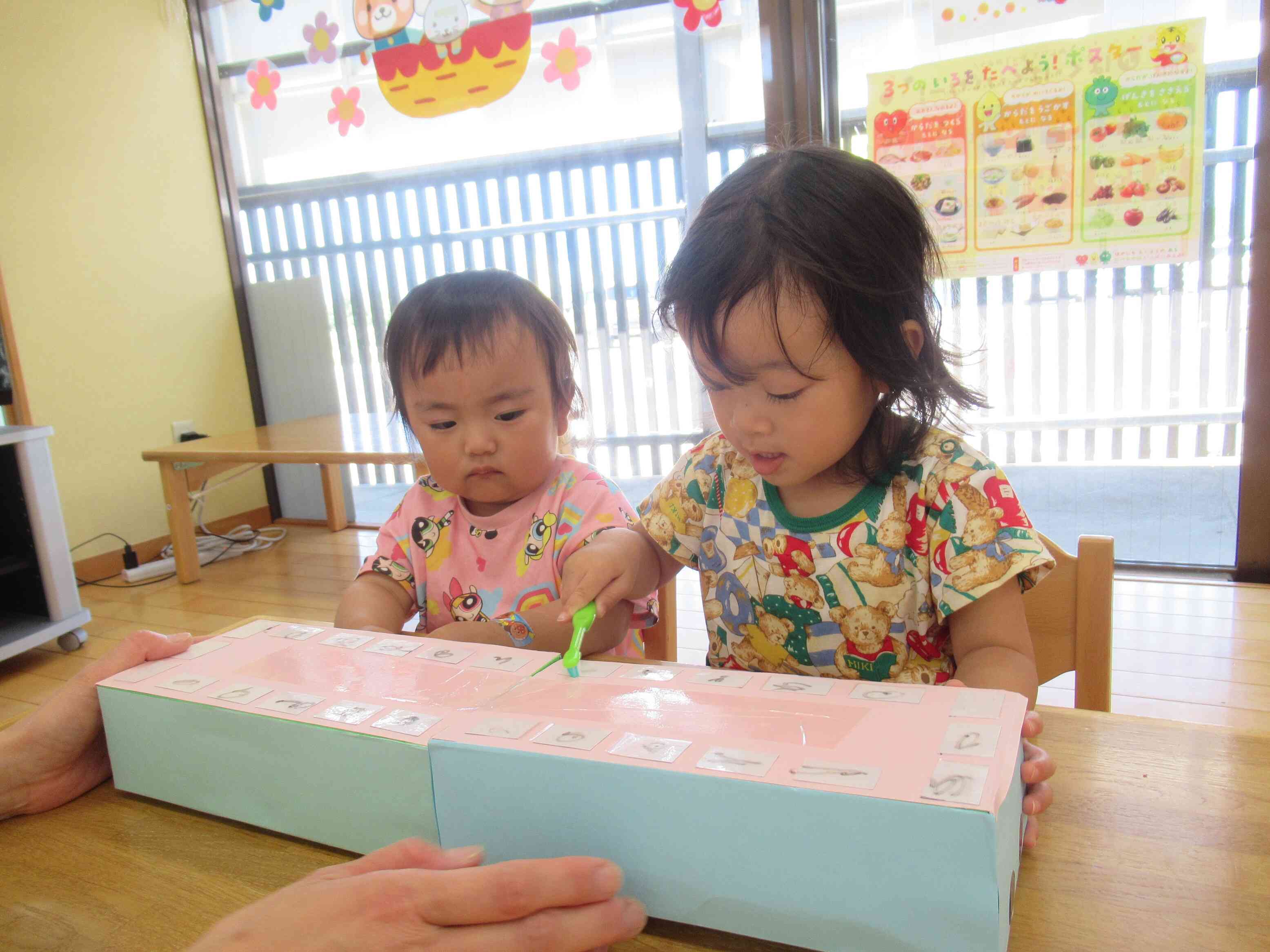 かばさんの汚れた歯を１本１本ていねいに磨く２歳児さんです。