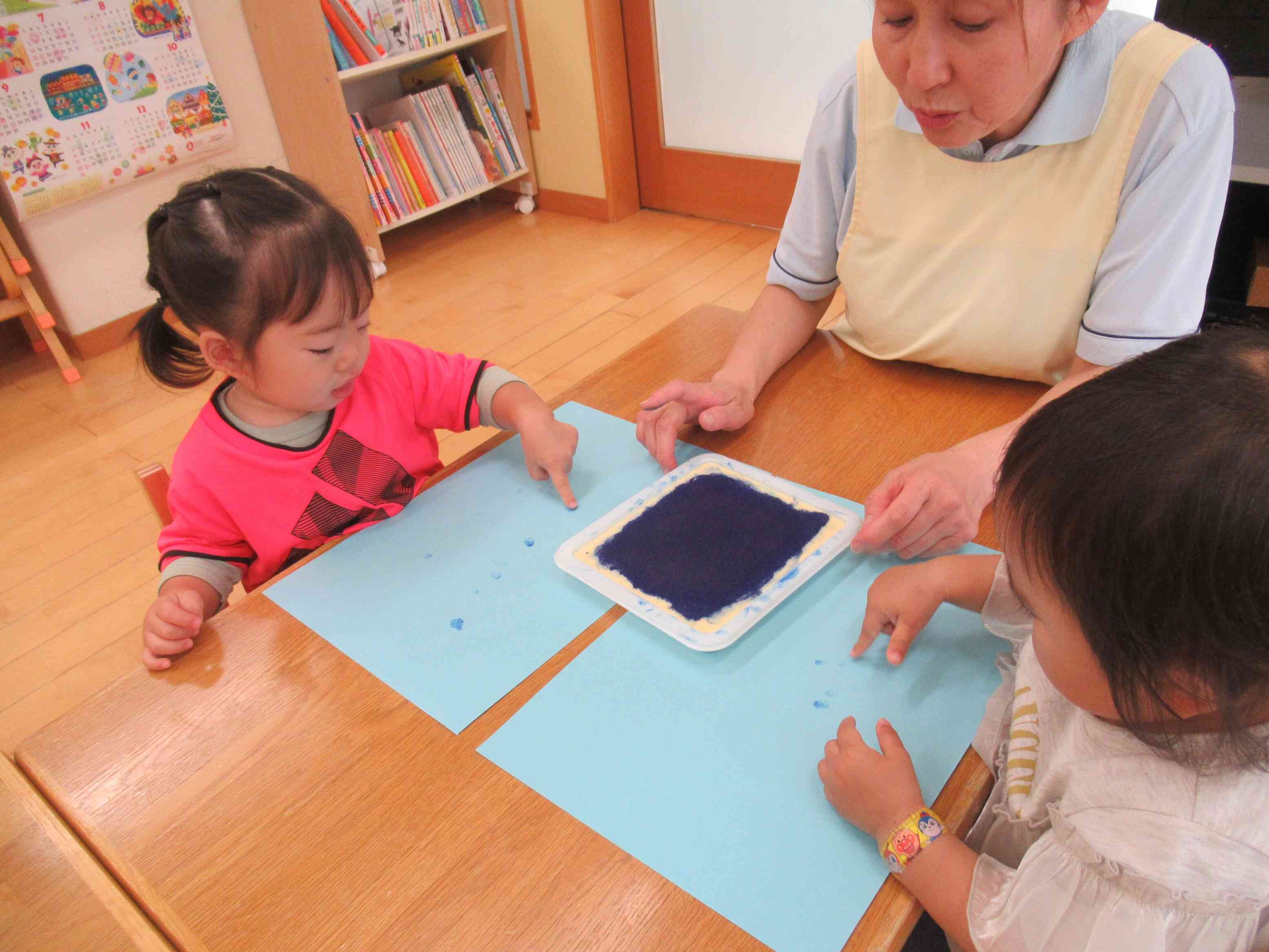 指スタンプでかわいい雨を降らせる１歳児さん。