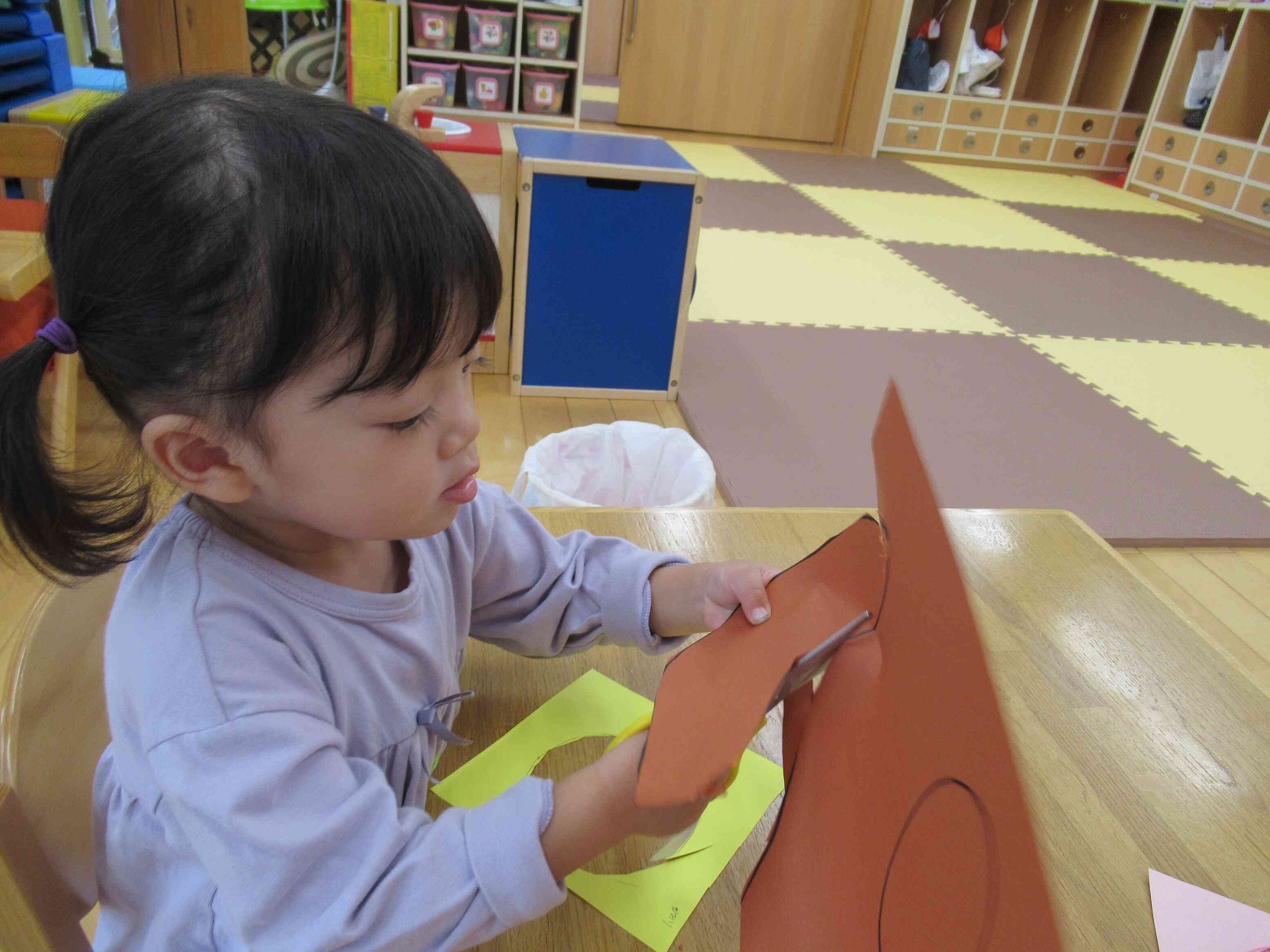３歳児さんは、ハサミで上手にかたつむりを切りました。