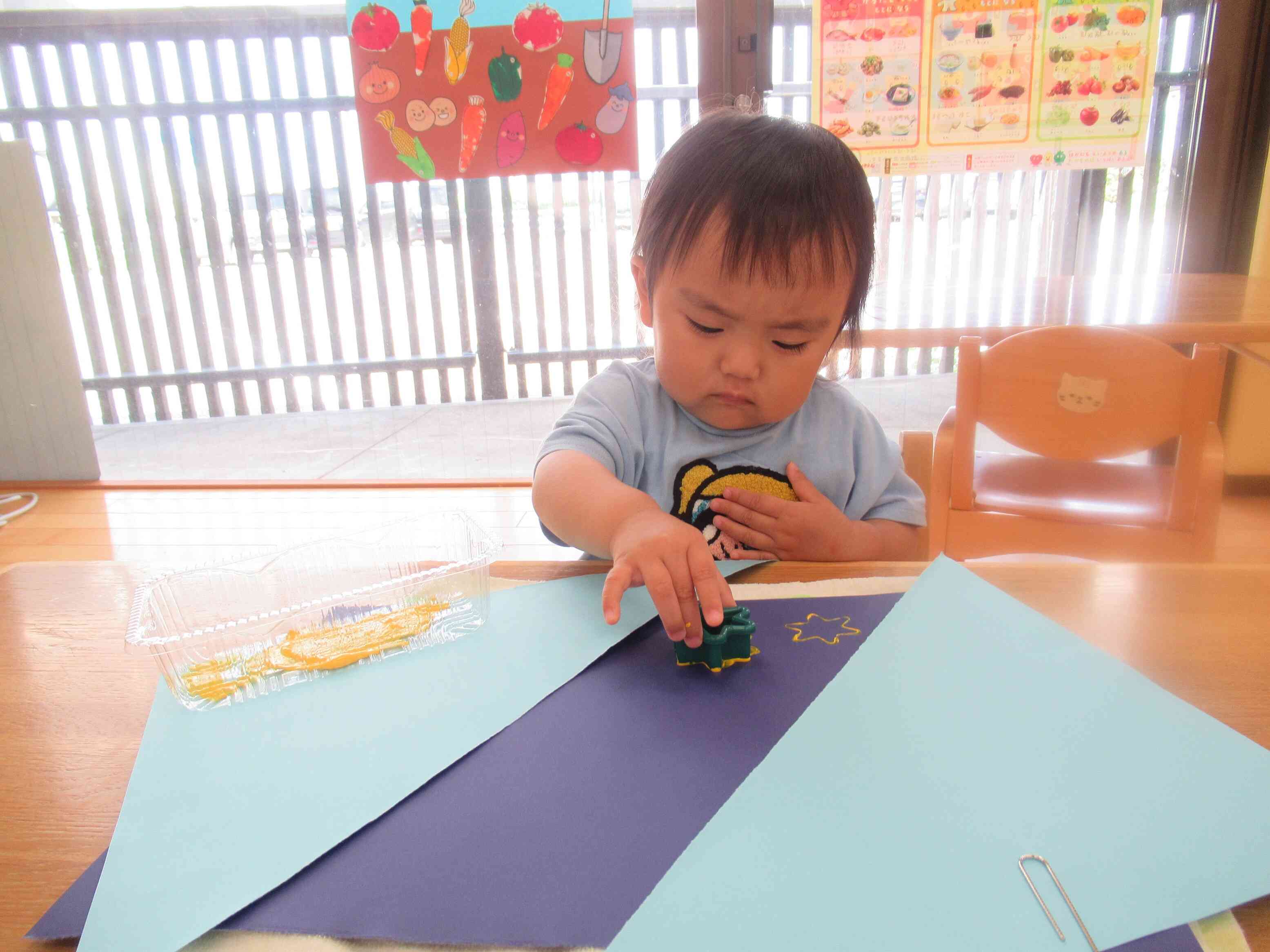1歳児さんは星型スタンプで天の川を作りました！