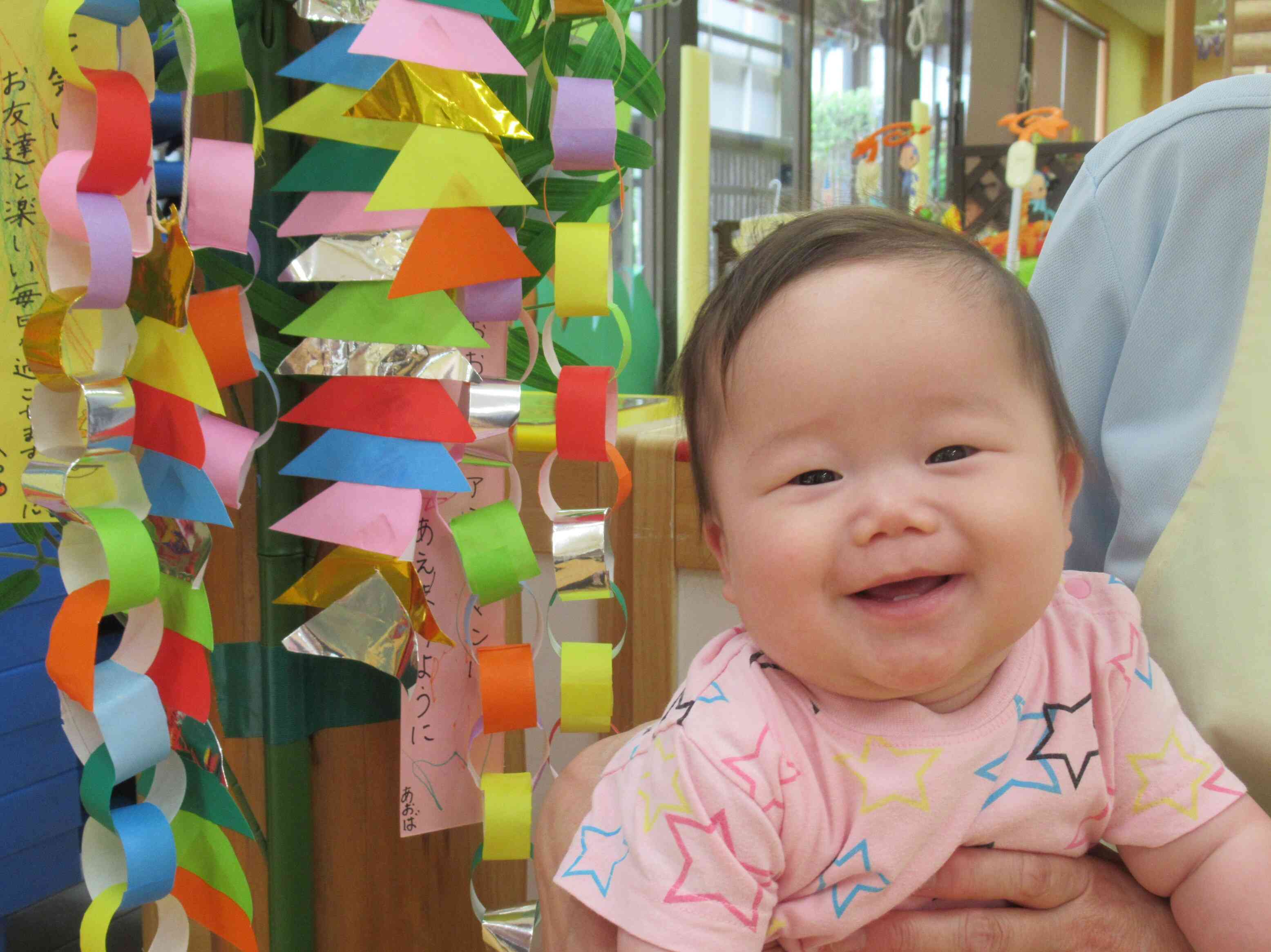 一番小さな０歳児さんも笹飾りの前で記念撮影です。