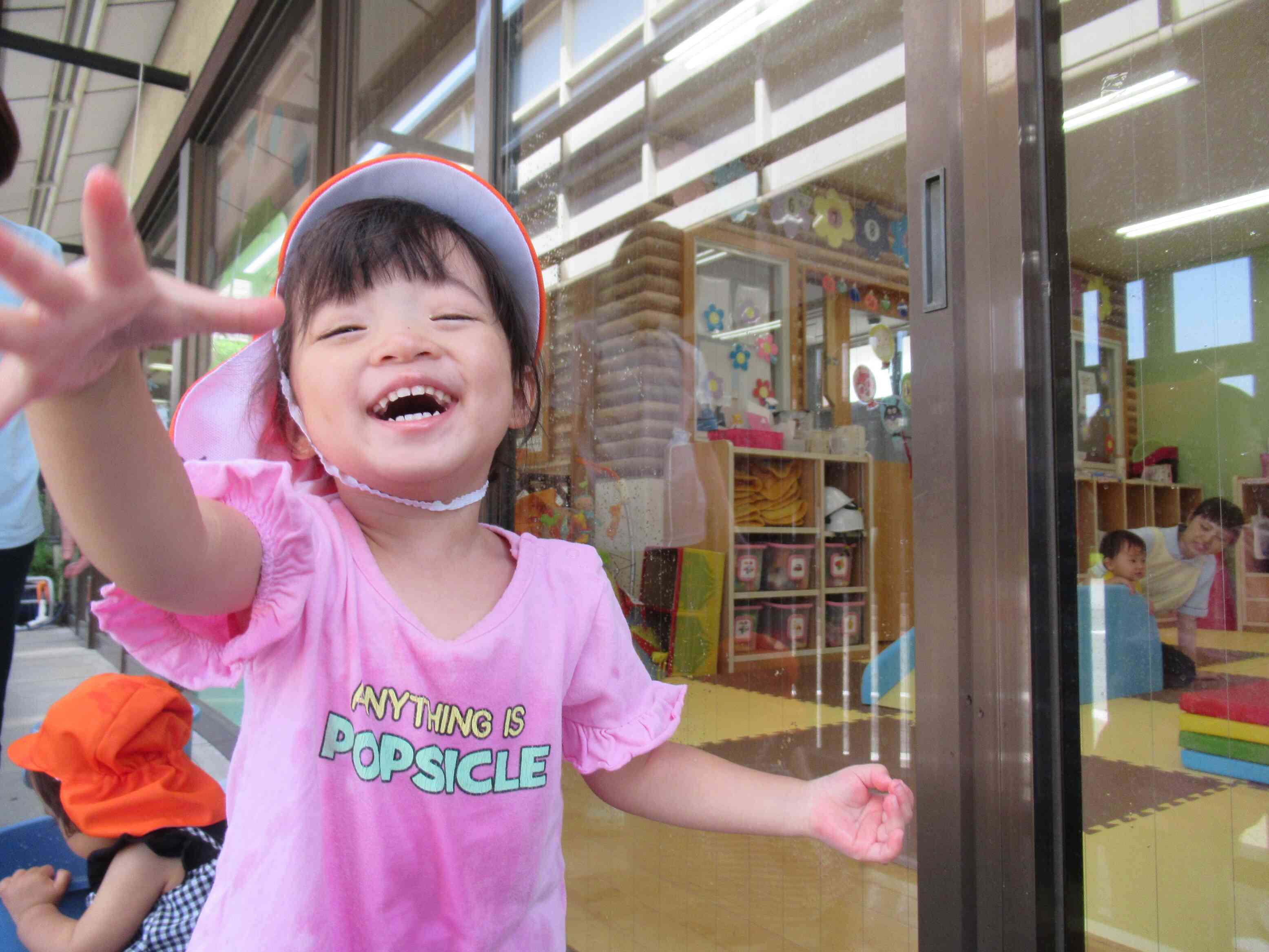 今年から、大きいプールにデビューした３歳児さん。満面の笑顔です。
