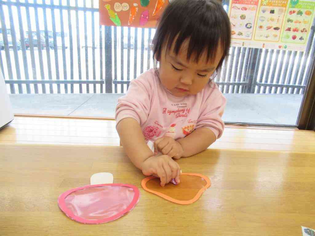 スケルトンきのこにシールをペタペタ！