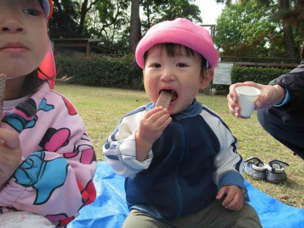 外で食べるおやつはおいしいね！
