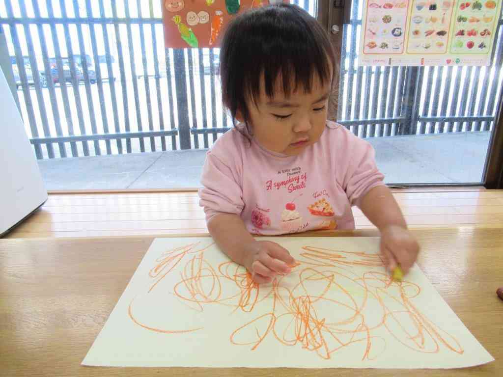 １歳児さんは秋色でグリグリお絵かき
