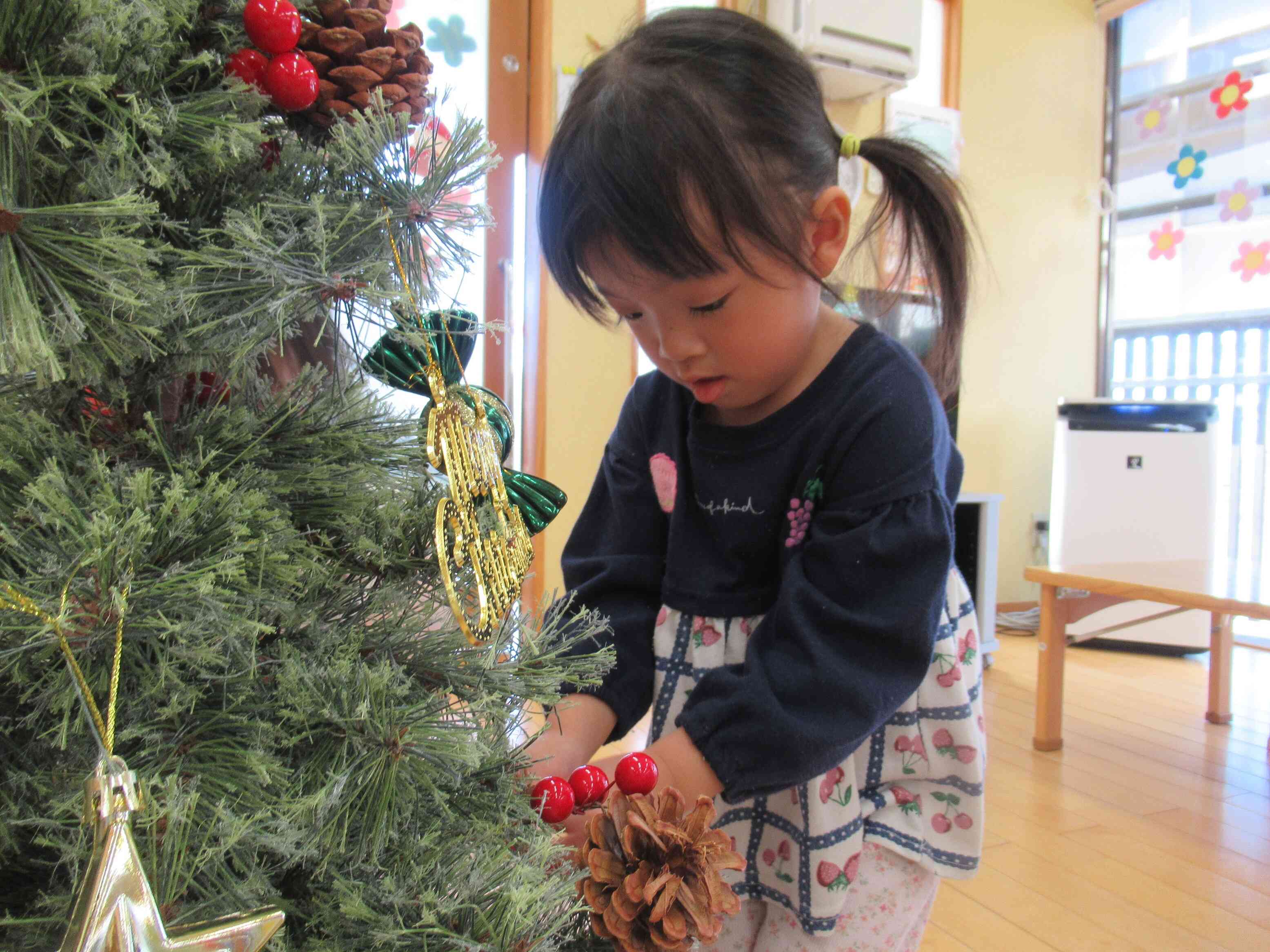 ３歳児さんが中心となって、飾りつけをしました。